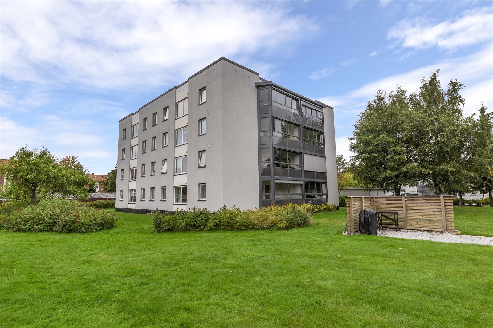 På tomten finner man hyggelige benker hvor en kan sitte lunt, usjenert og nyte fine dager og solnedganger. Galleribilde