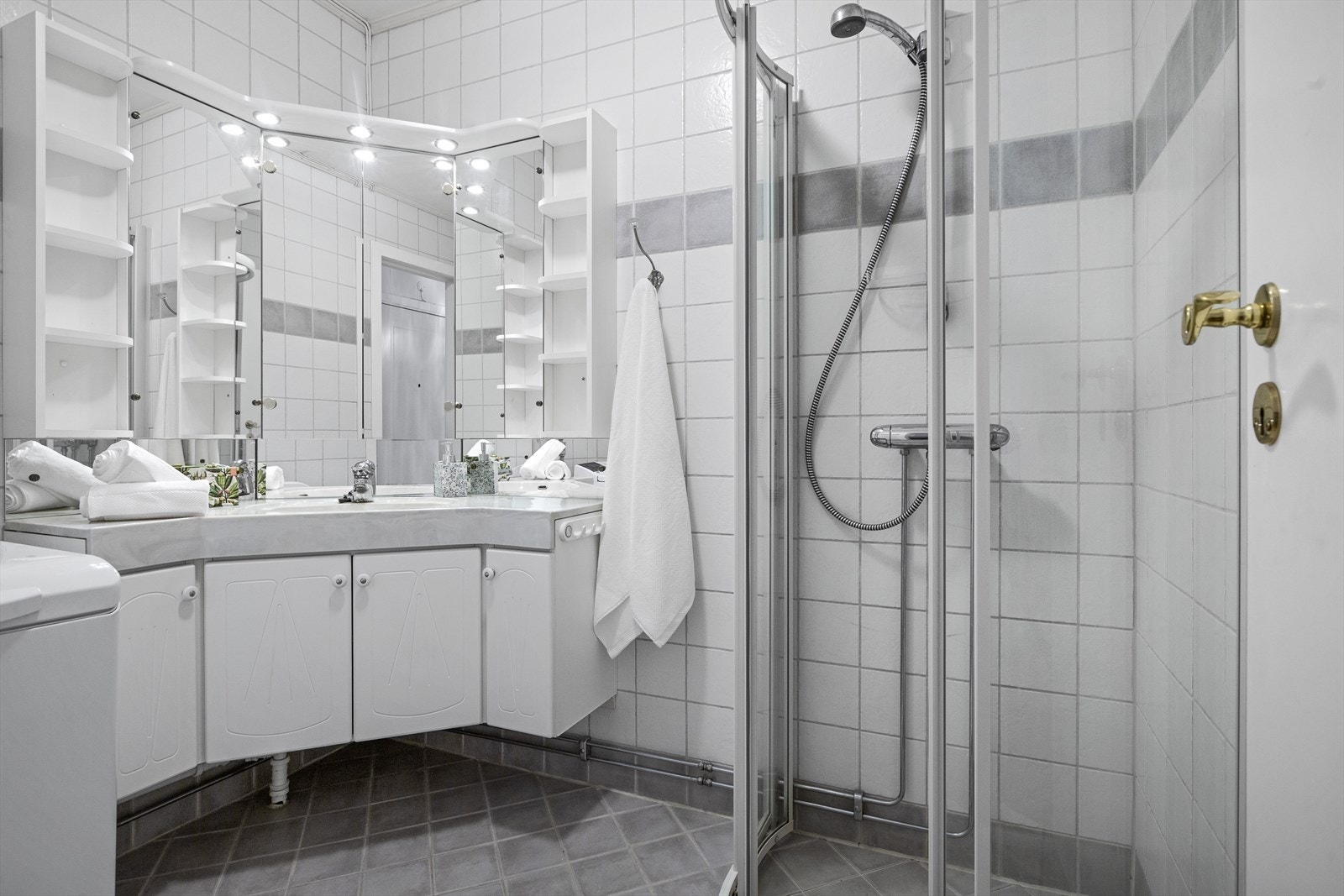 Helfliset bad med varme i gulv. Galleribilde