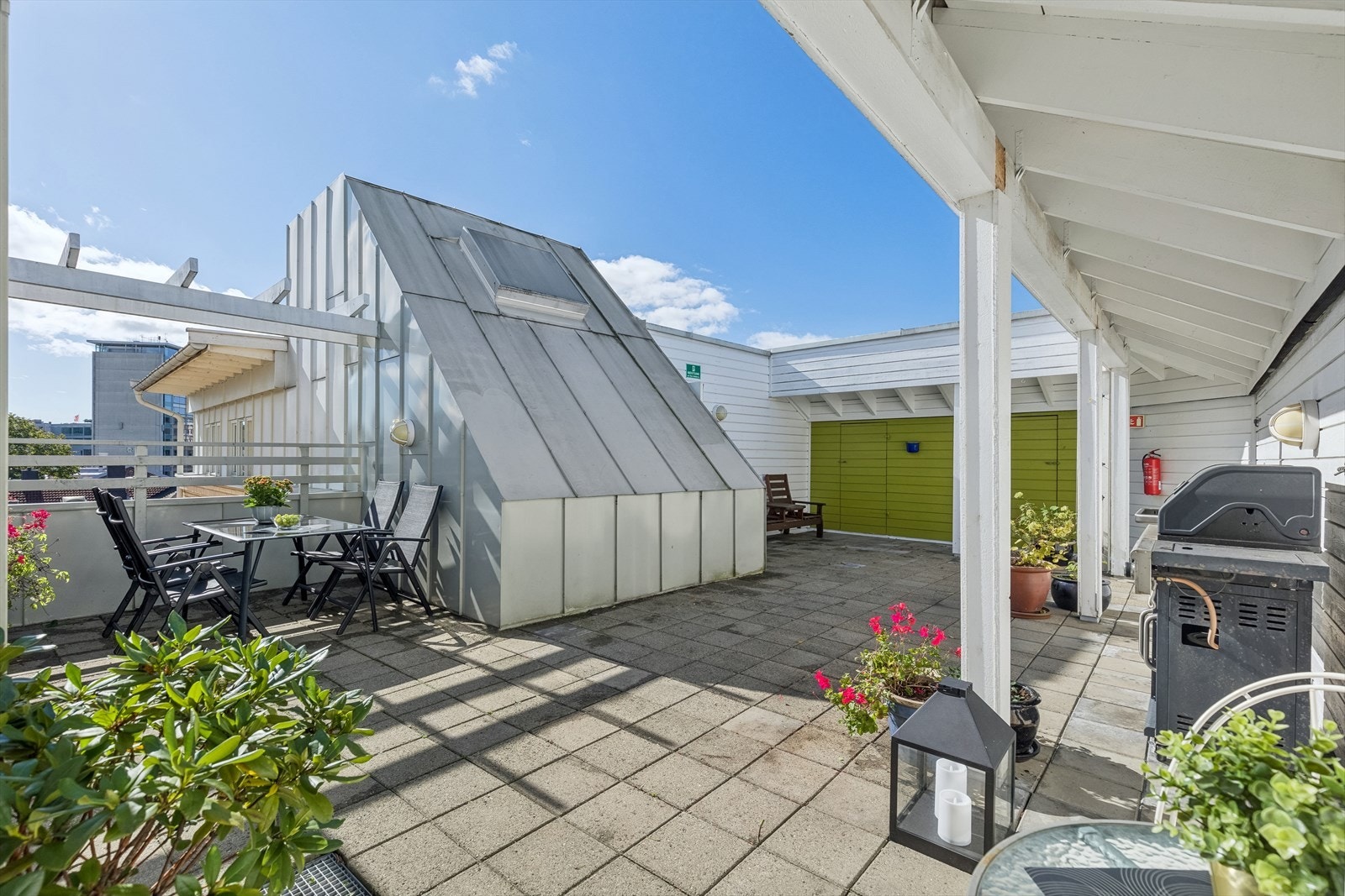 Felles takterrasse med gode solforhold mer eller mindre hele dagen. Galleribilde