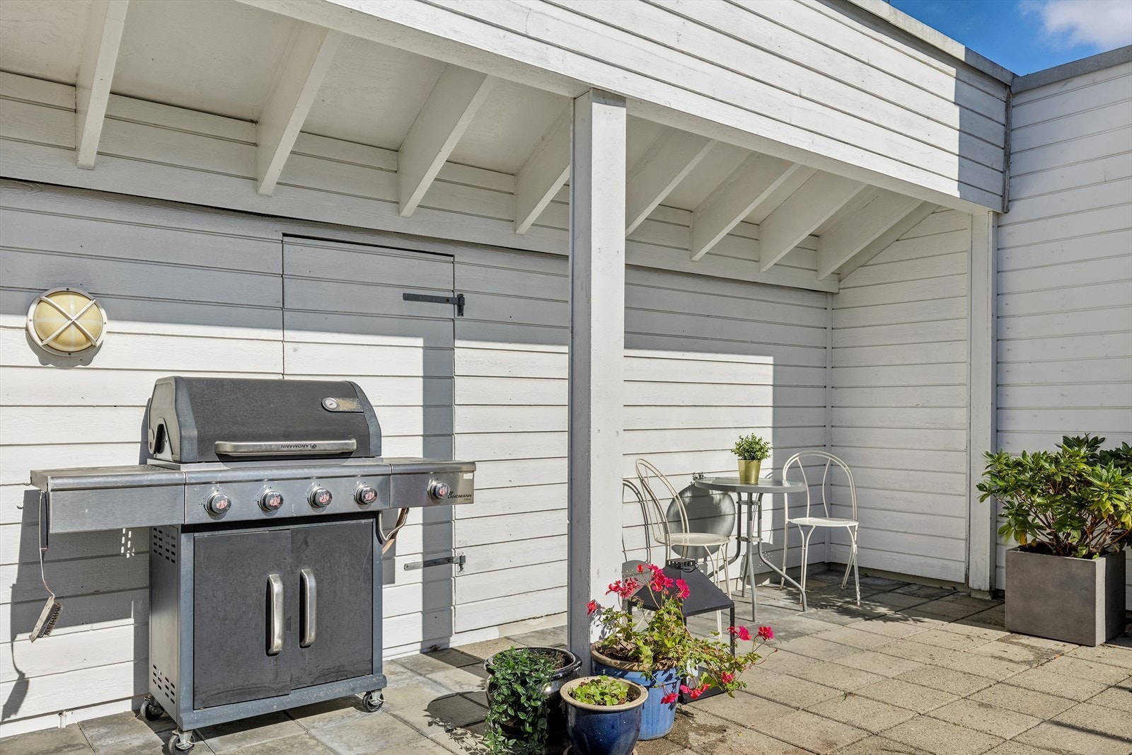 Takterrassen har koselige sittegrupper og er utstyrt med grill. Galleribilde