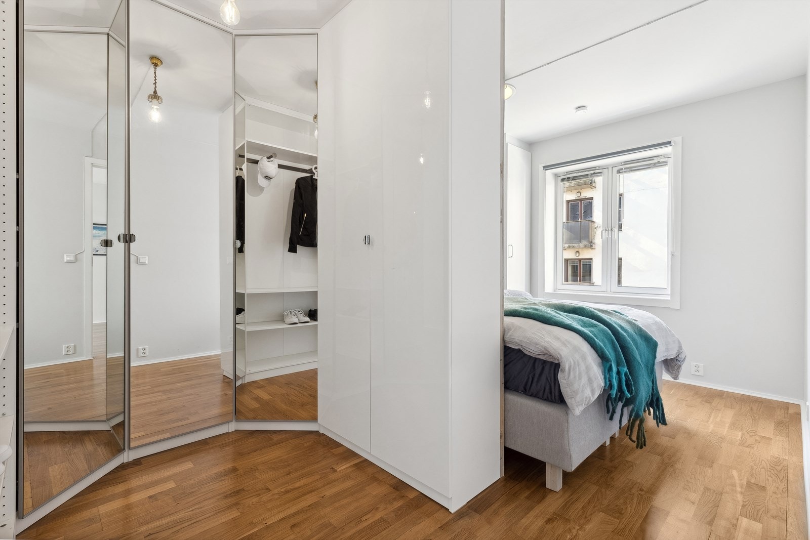 Soverommet har en praktisk walk-in løsning med fine og praktiske speilfronter. Galleribilde