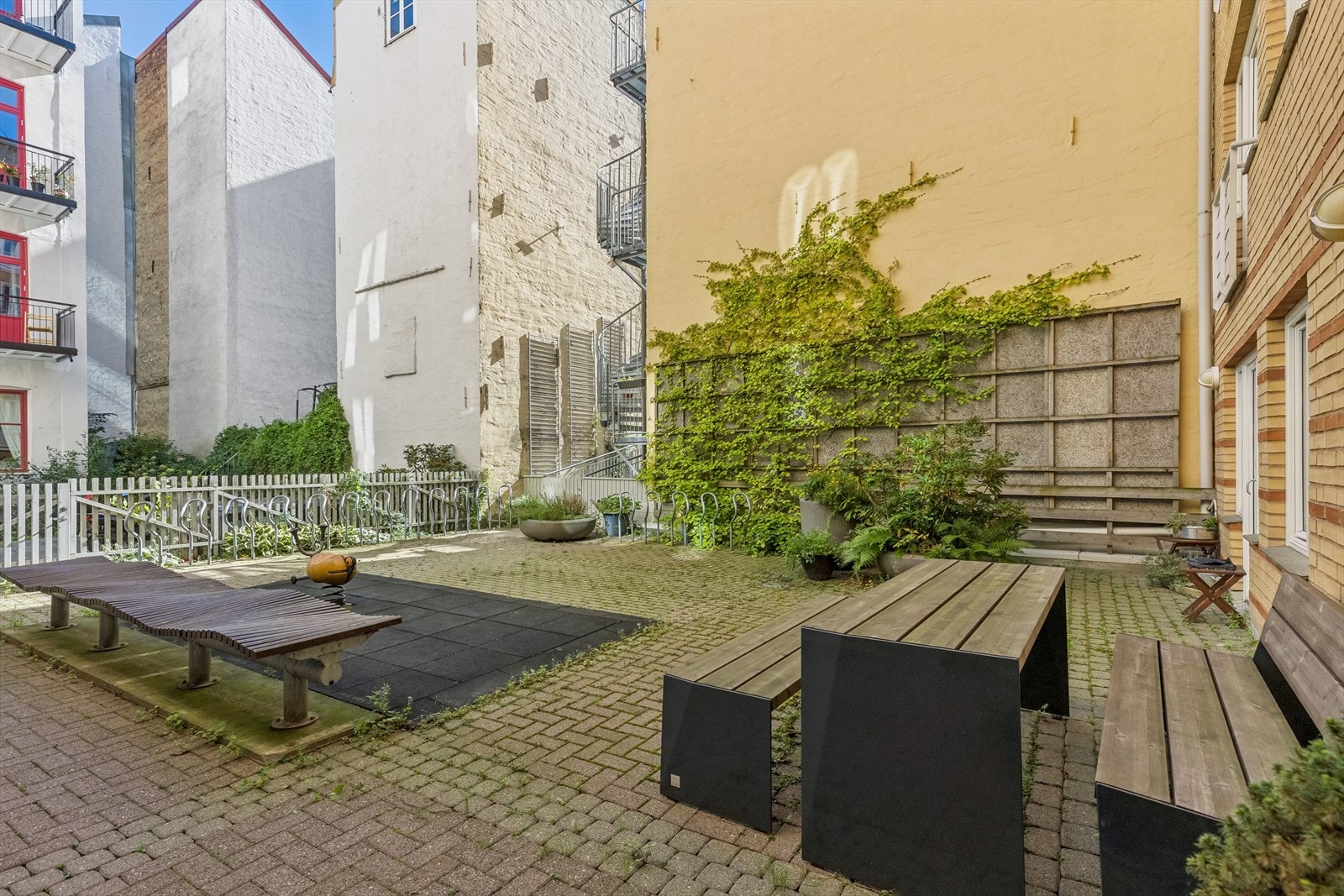 Rolig og skjermet bakgård. Galleribilde