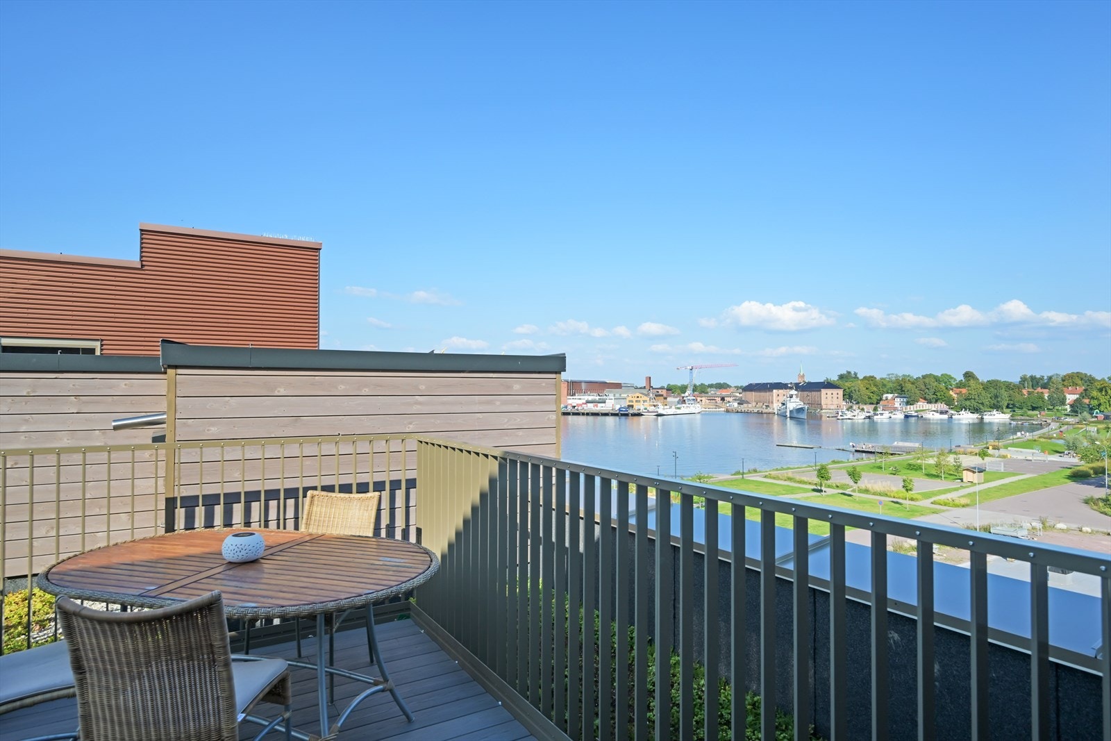 Utsikten fra den vest- og nordvendte takterrassen som har utgang fra stuen. Galleribilde