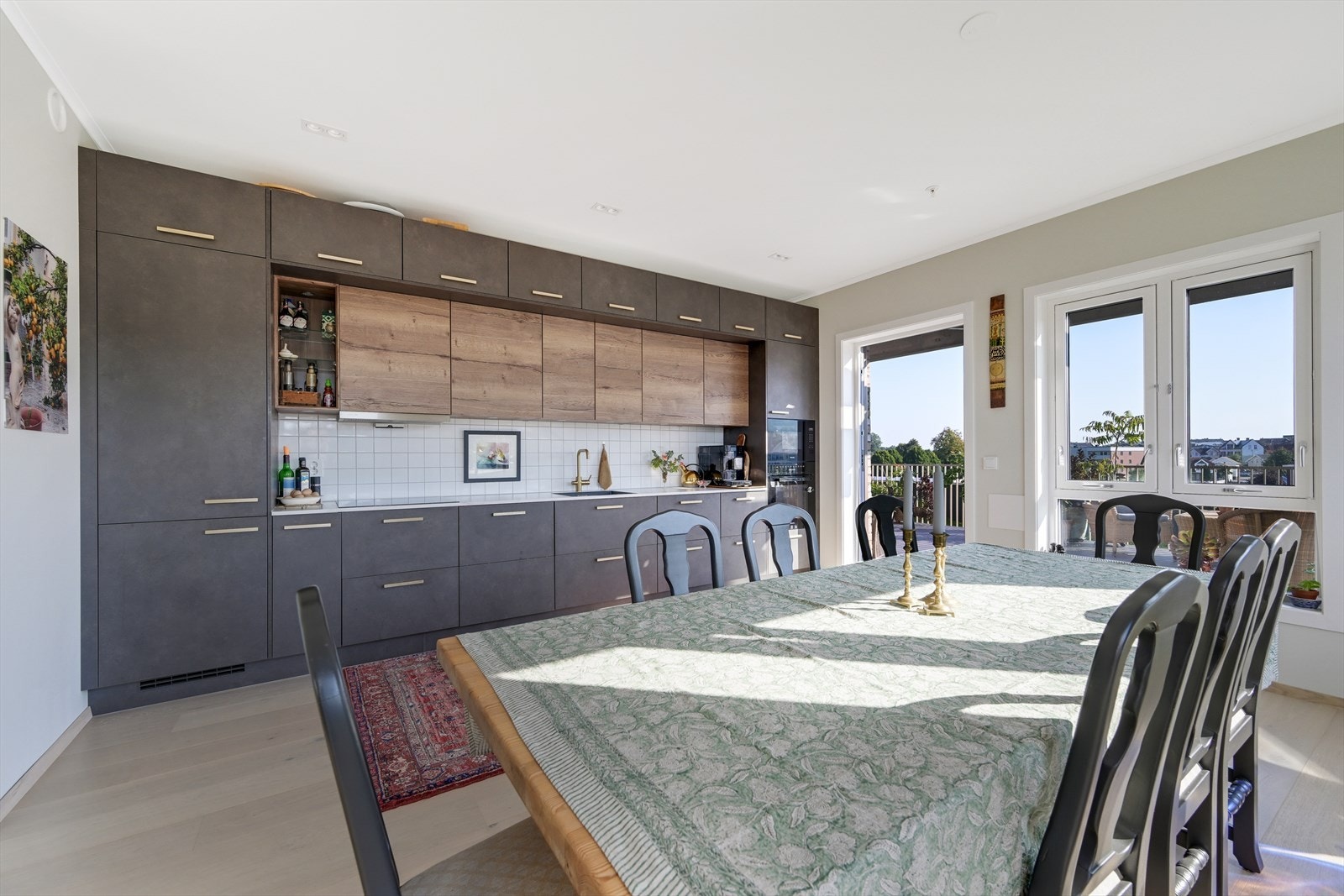 Lekkert og påkostet Keo kjøkken med stor plass til spisestue. Galleribilde