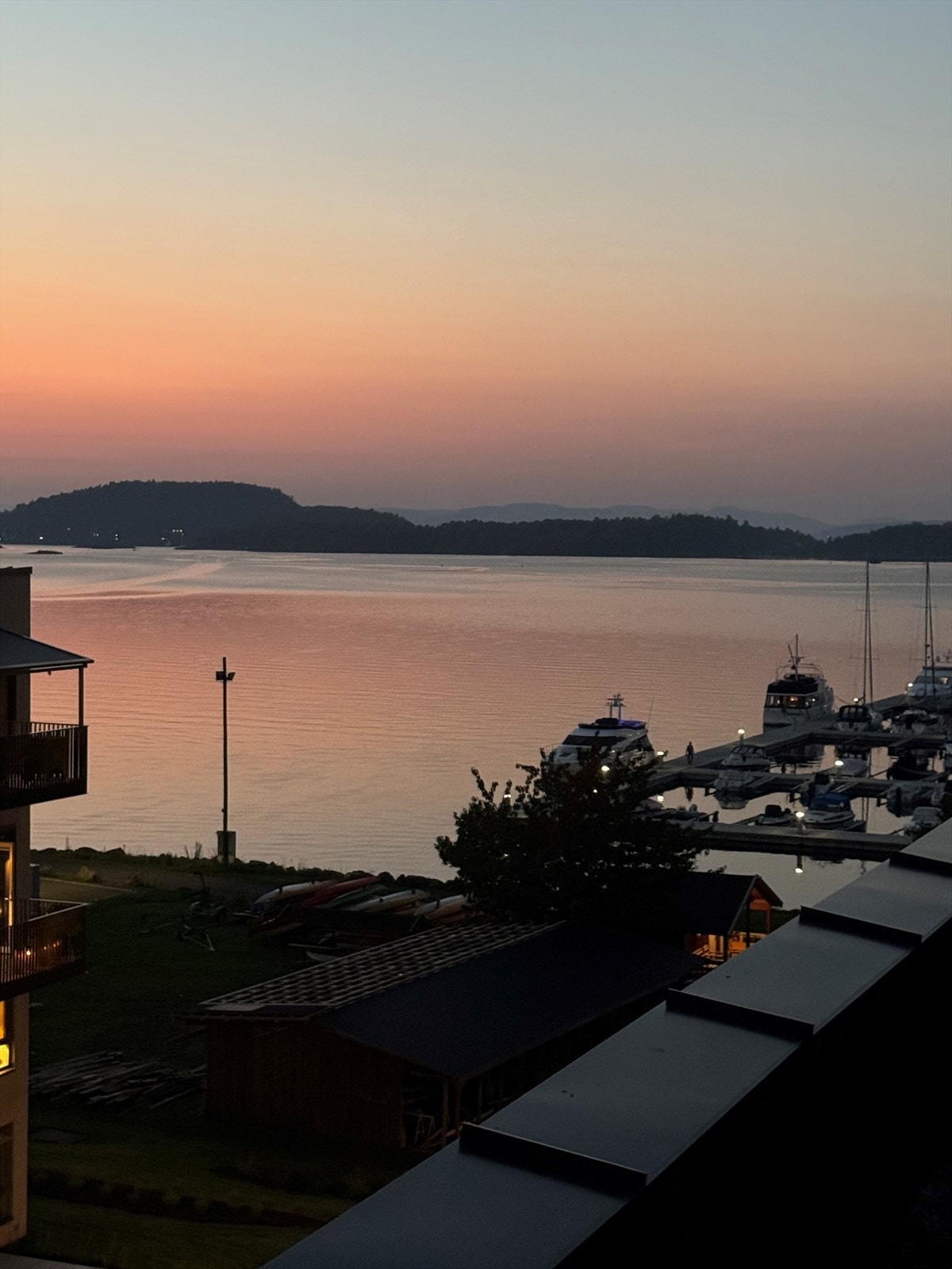 På fine kvelder kan du nyte solnedganger på en fargespekket himmel. Galleribilde