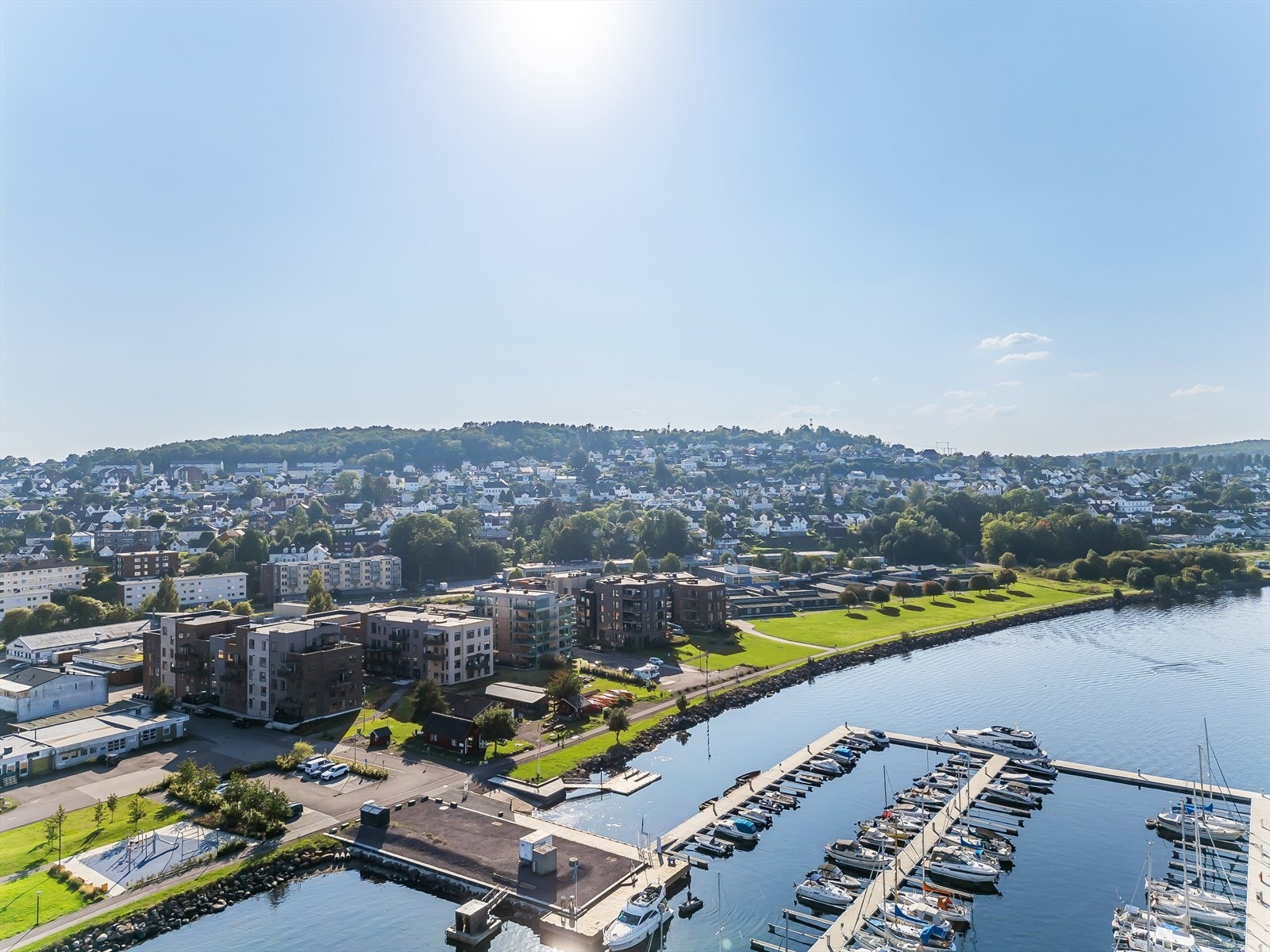 Bo rett ved vannet med småbåthavn og kystparken med badeplass rett utenfor. Galleribilde