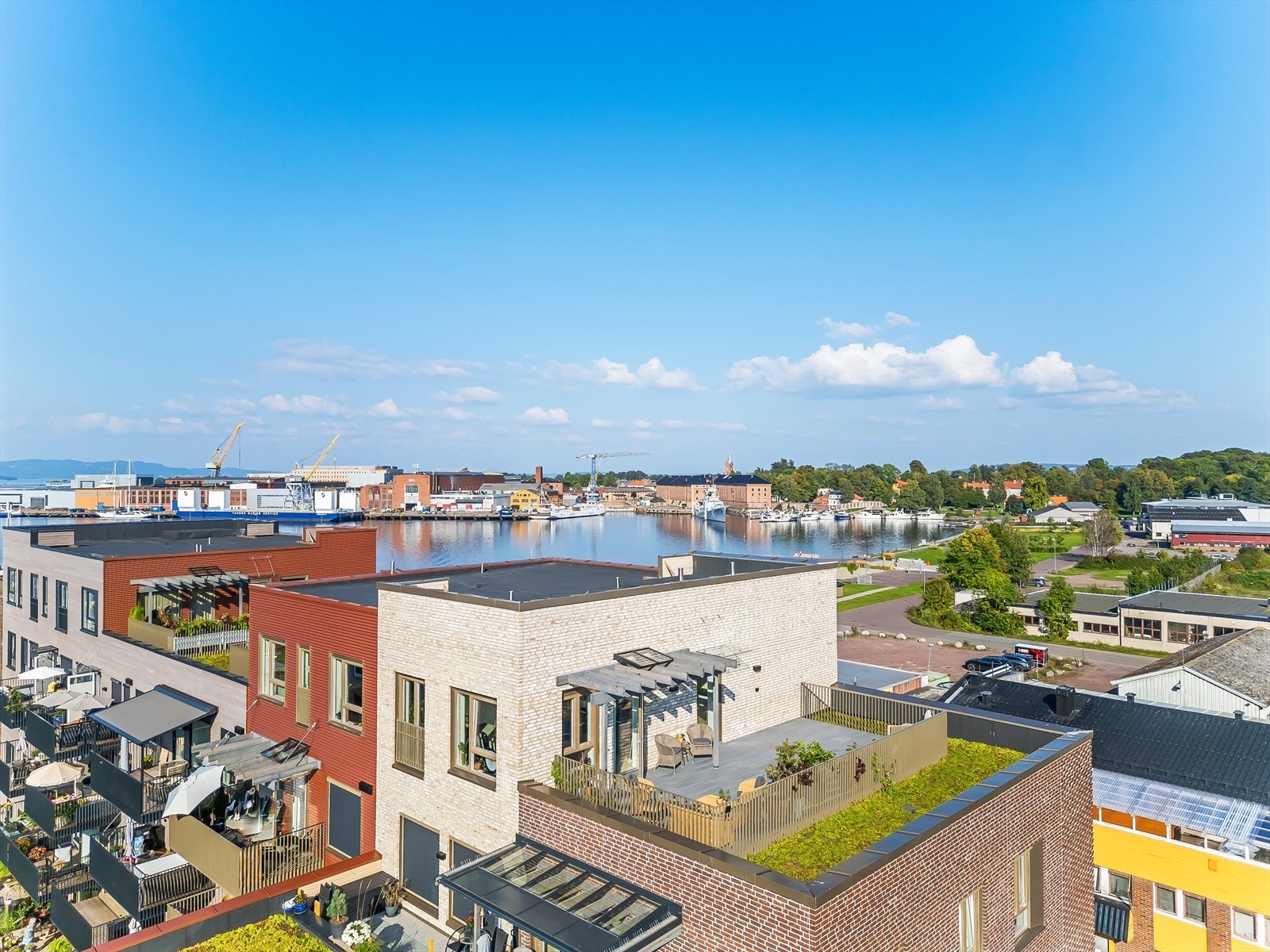 Takterrassene ligger høyt og fint til, og med sol fra morgen til sene kvelden. Galleribilde