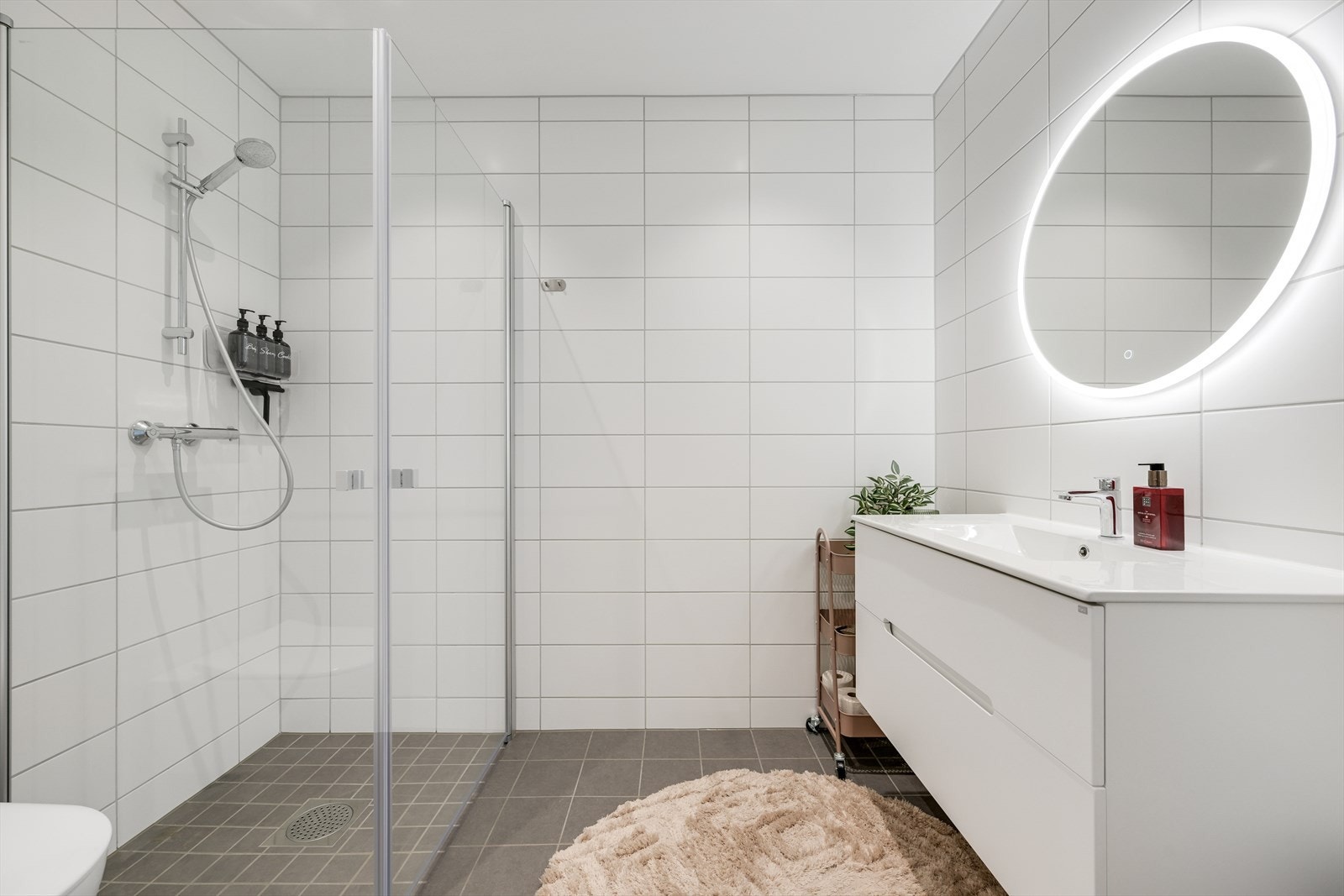 Stilrent flislagt bad med inngang fra hall. Galleribilde