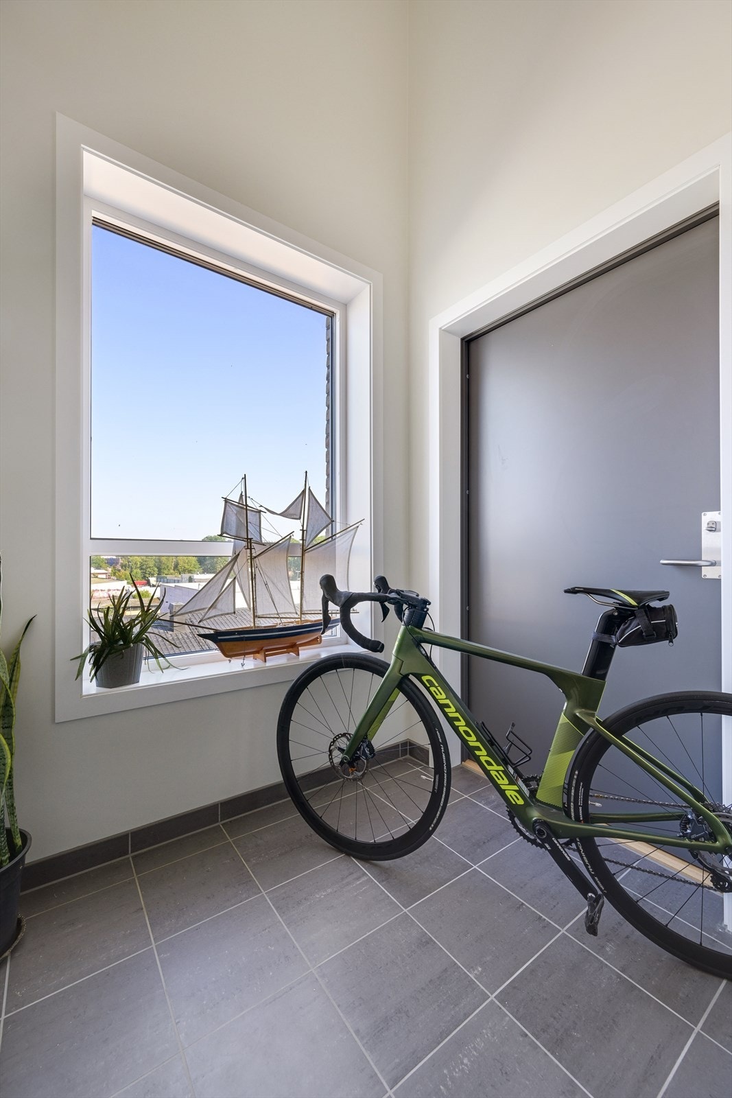 Det er dør videre ut til felles gangareal her i fra. Galleribilde