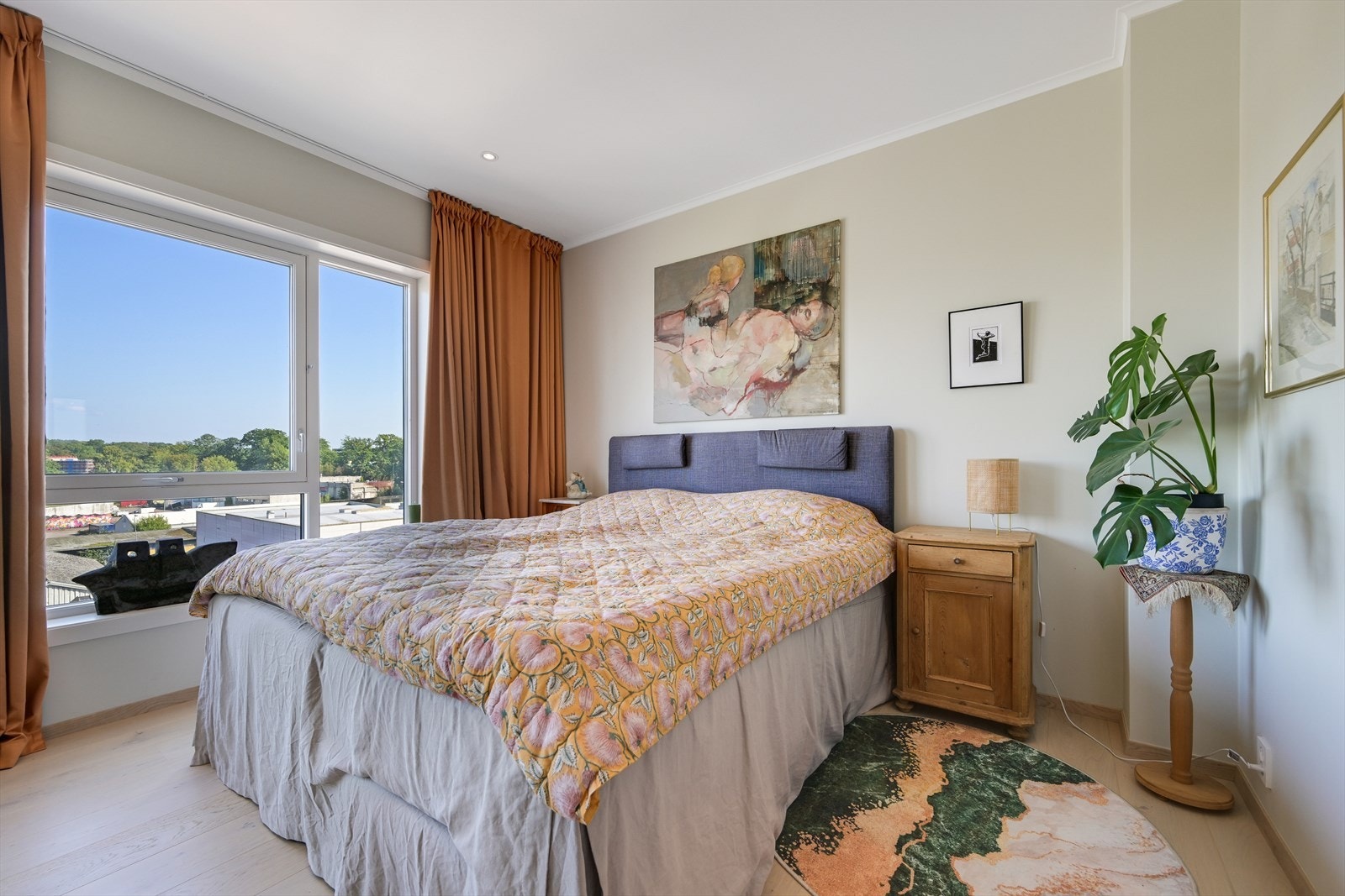 Hovedsoverom (1) med skyvedørsgarderobe. Galleribilde