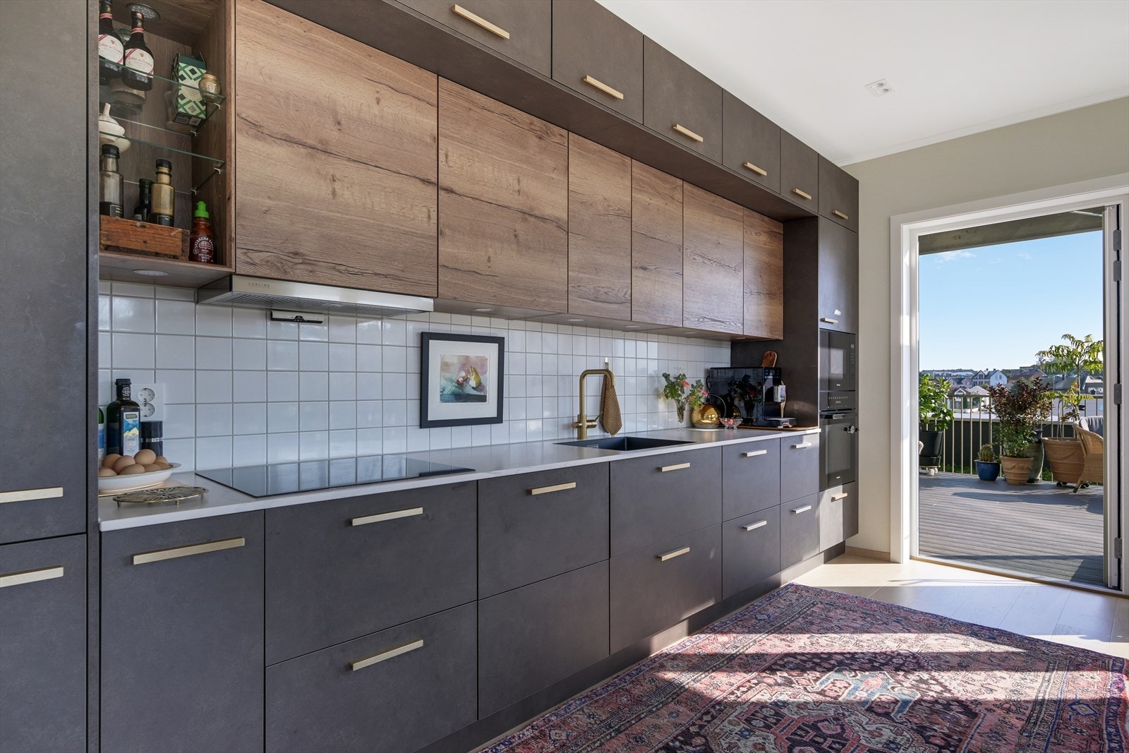 Kjøkken m/takhøye skap og glattefronter i to farger, mørk og treimitasjon. Galleribilde