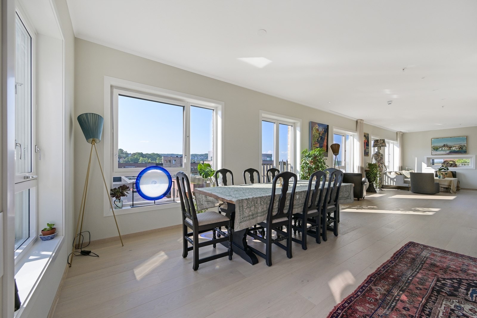 Kjøkken/spisestue med god plass og fint utsyn. Galleribilde