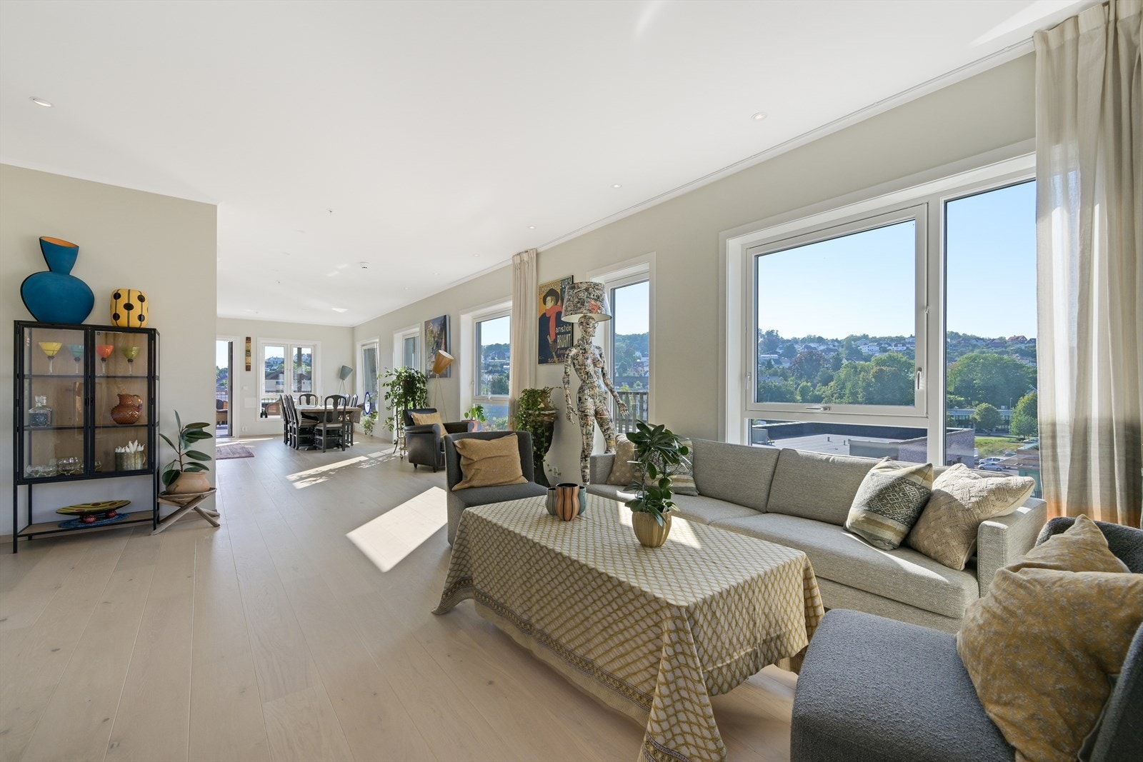 Lyst og luftig med vinduer på tre endevegger. Galleribilde