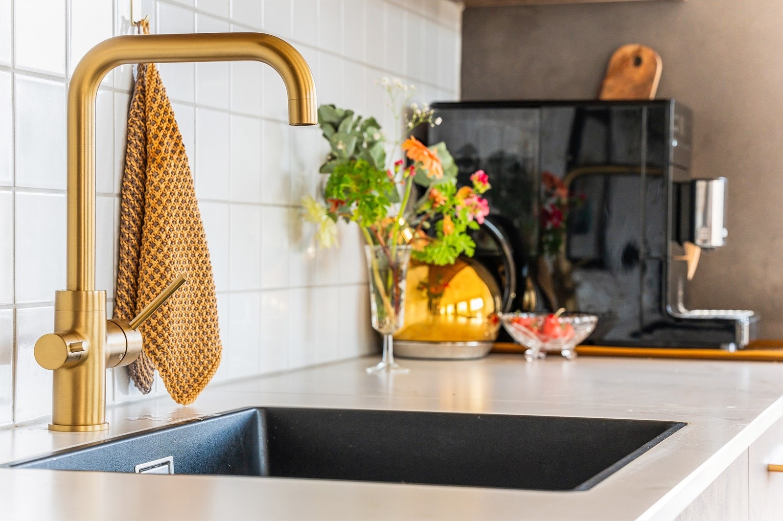 Stilfullt med gullfargede håndtak og armatur Galleribilde