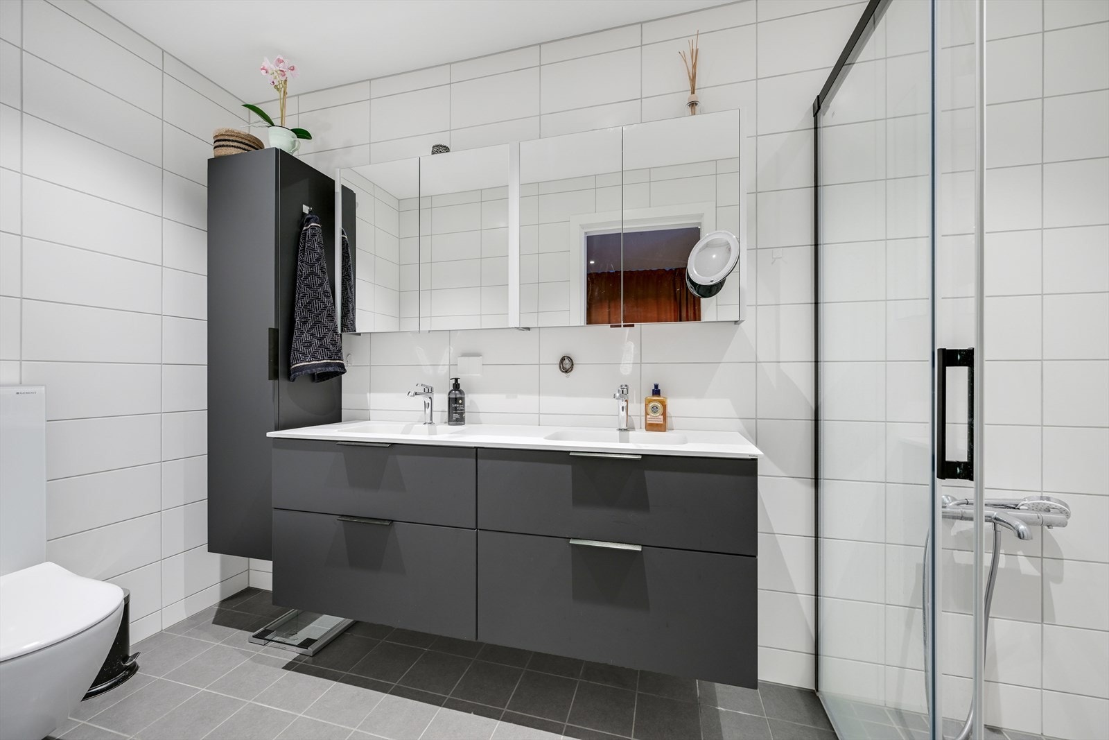 Stilrent bad ekstra påkostet med innredning m/dobbel servant og dusjnisje. Galleribilde