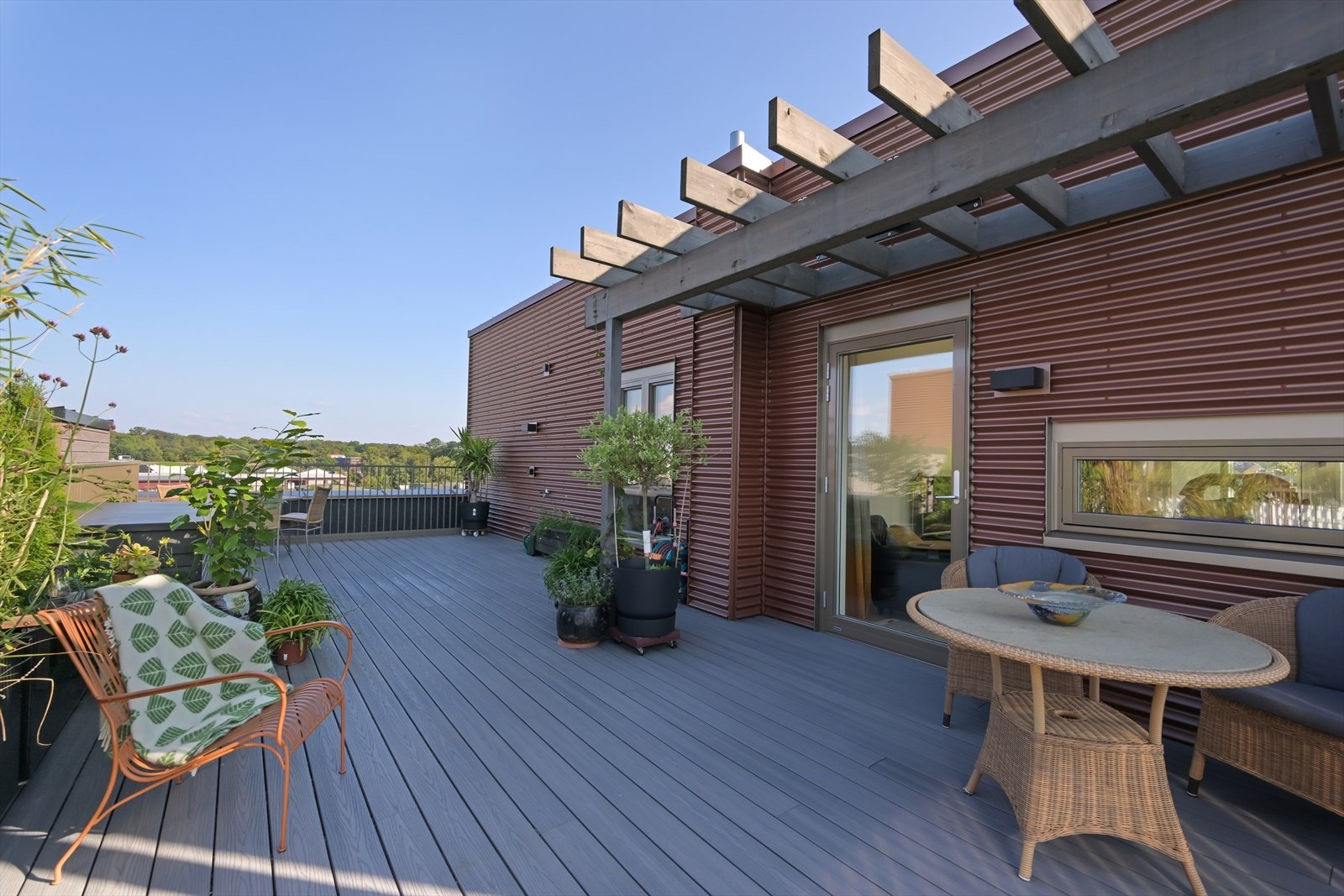 Det er utelys, uttak for vann og inntil 6 stikkontakter for bruk til blant annet elektrisk grill. Galleribilde