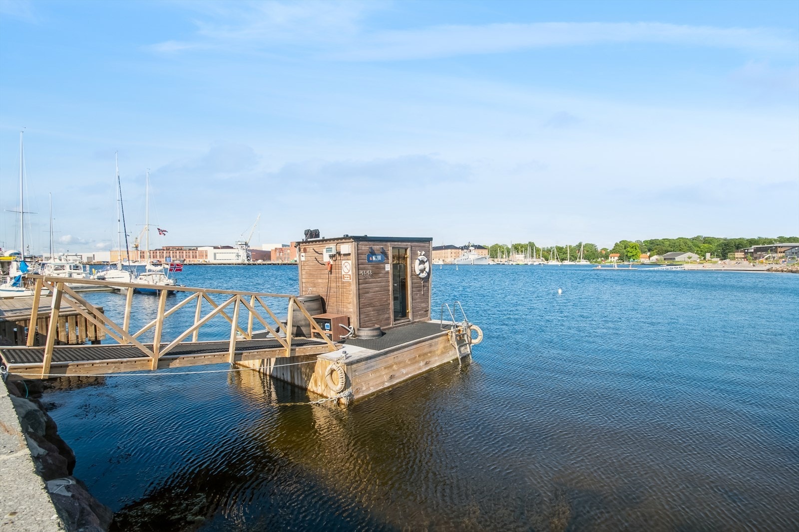 Hotshore Sauna, din lokale flytende badstue ligger rett nedenfor leiligheten - mer info www.hotshoresauna.no. Galleribilde
