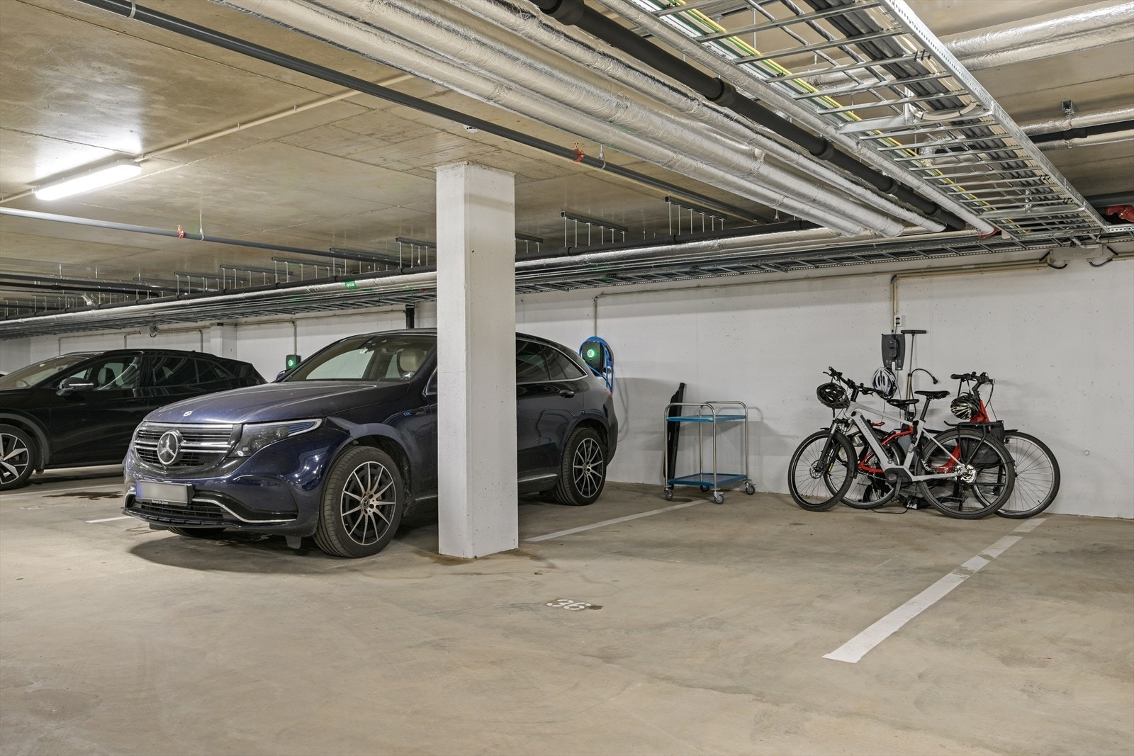 Det medfølger 1 p-plass med elbillader. Galleribilde