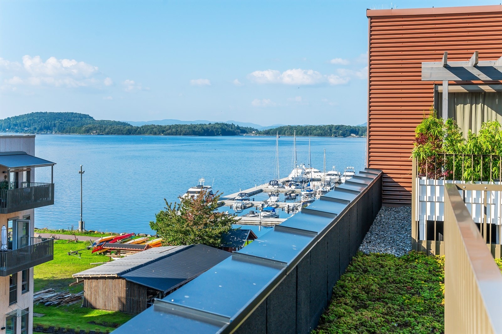Nydelig utsikt til Indre havn fra takterrassen. Galleribilde