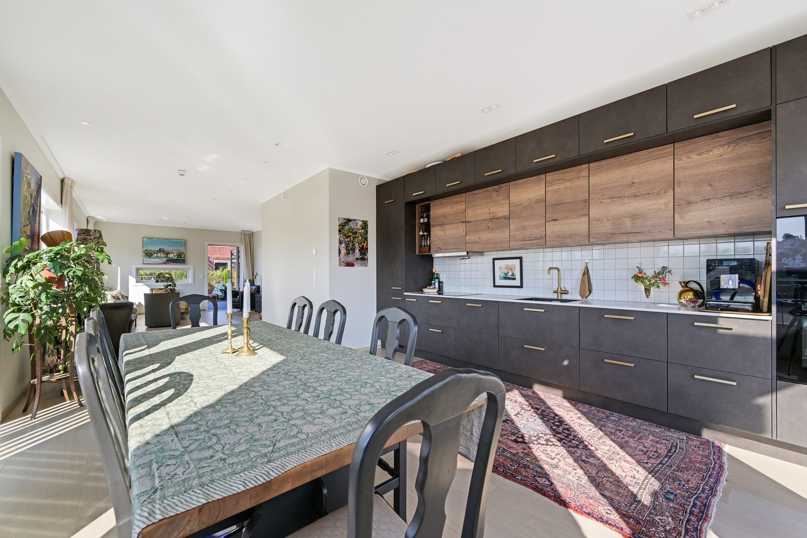 Det er god plass til spisestue og kan utvides ytterlige mot stuen når du får mange gjester. Galleribilde