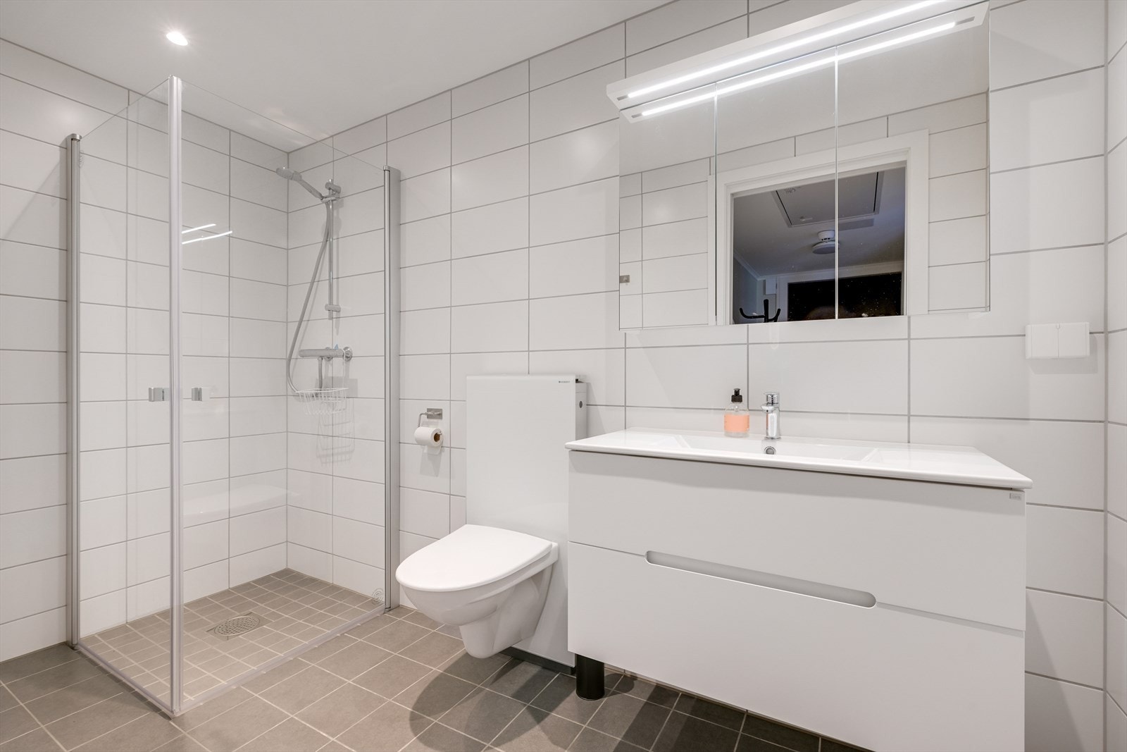 Gjestehybel med eget flislagt bad. Galleribilde