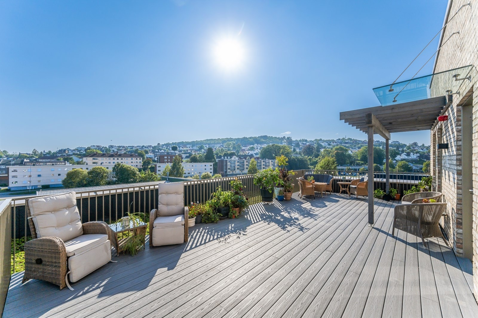 Fra gangen og rett ut på takterrassen. Utgang også fra kjøkken. Galleribilde