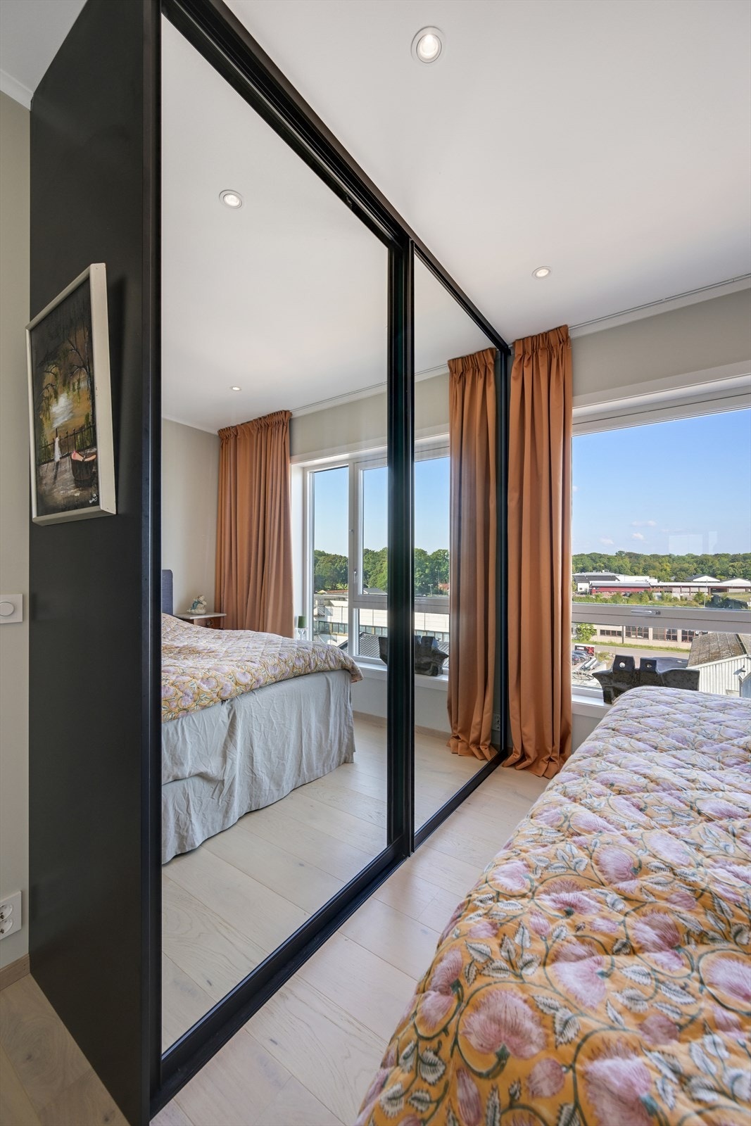 Soverom 1 med skyvedørsgarderobe av god kvalitet. Galleribilde