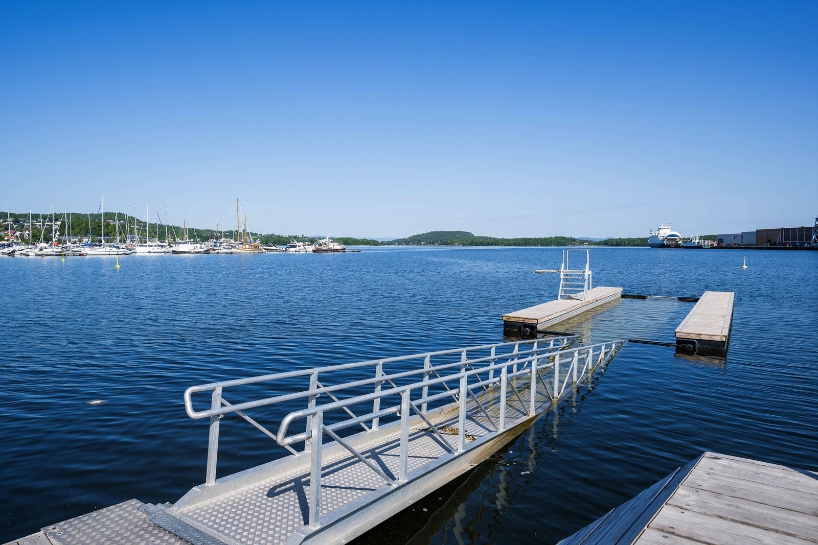Kystparken rett utenfor med tilrettelagt badeplass. Galleribilde