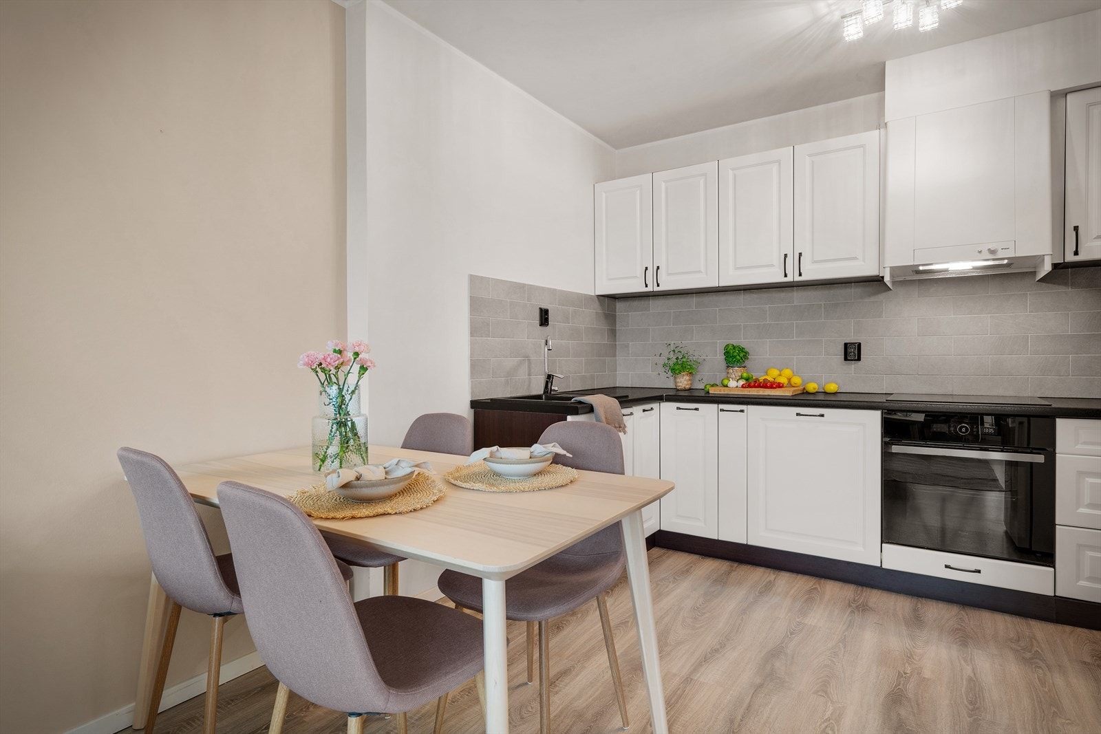 - Kjøkkenet er innredet med profilerte fronter, laminat benkeplate, samt integrerte hvitevarer - Galleribilde