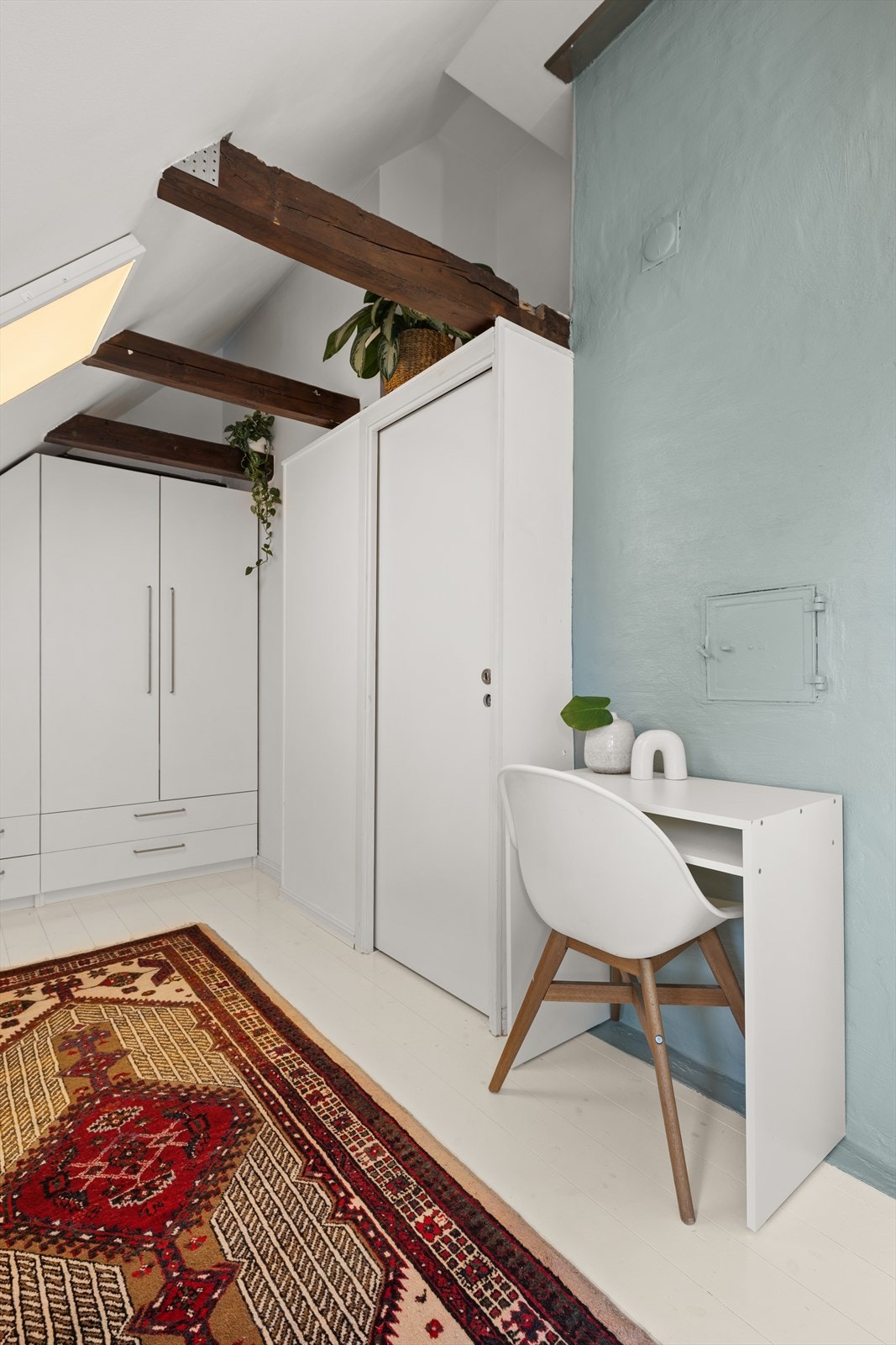 Plassbygget garderobeløsning gir god lagringsplass. Galleribilde