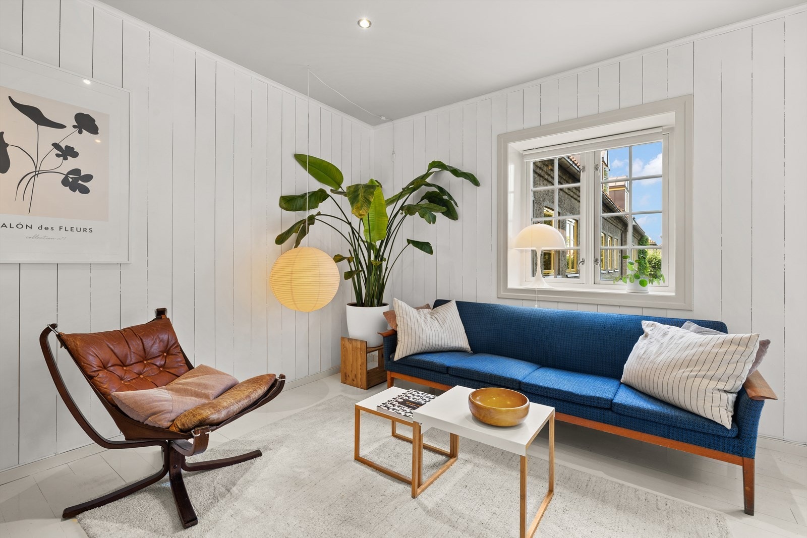 Stuen er et lyst og sosialt oppholdssted med god plass til hele familien. Galleribilde