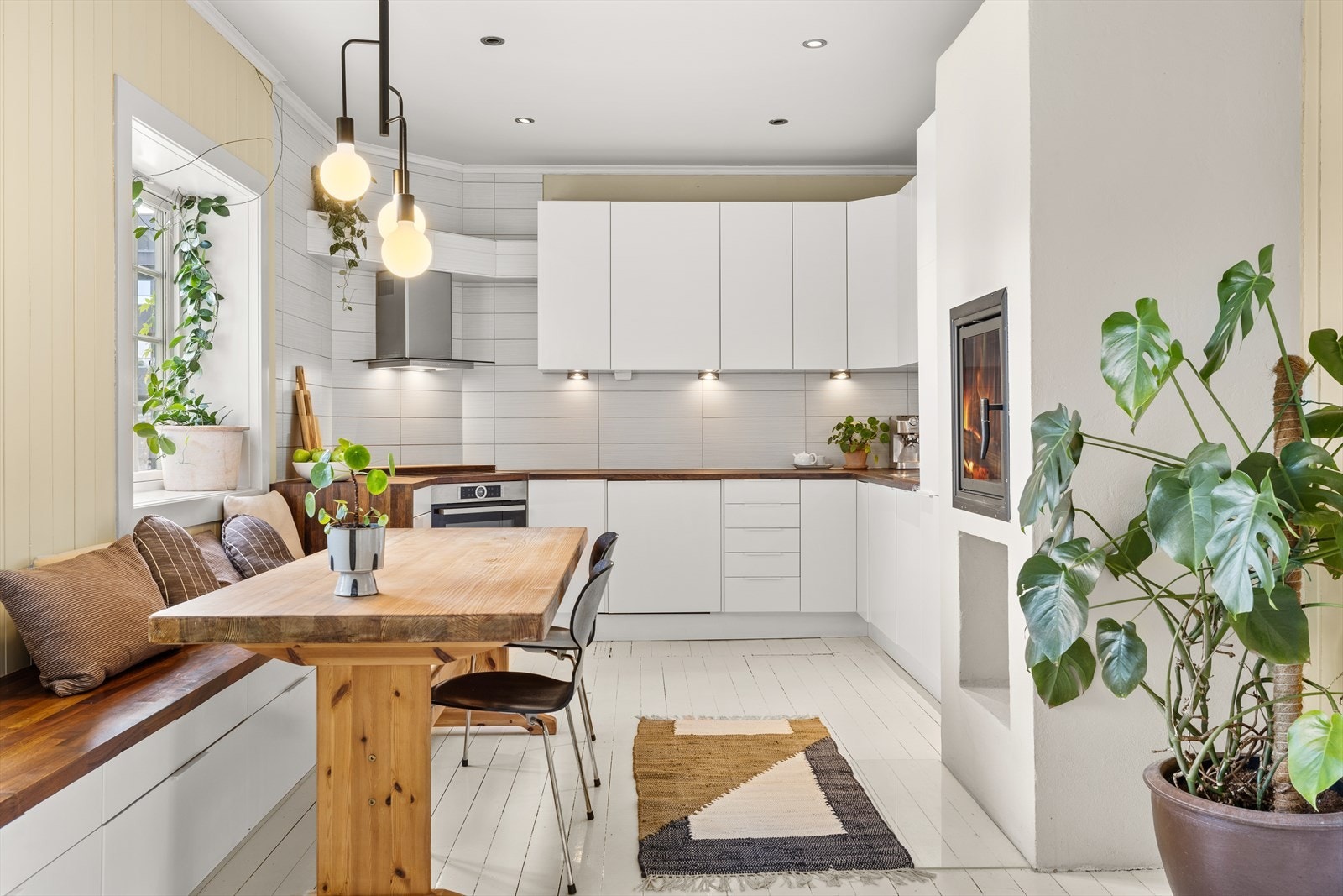 Kjøkkenet er romslig, lyst og innbydende med en stilren kjøkkeninnredning fra IKEA. Galleribilde