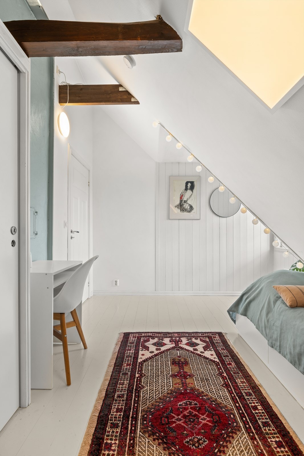 Takark og takbjelker setter sitt preg på soverommet. Galleribilde