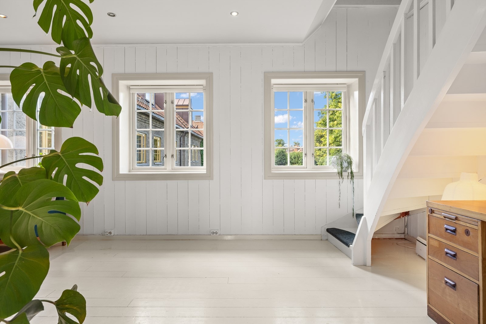 Store vindusflater gir godt med naturlig lysinnslipp. Galleribilde