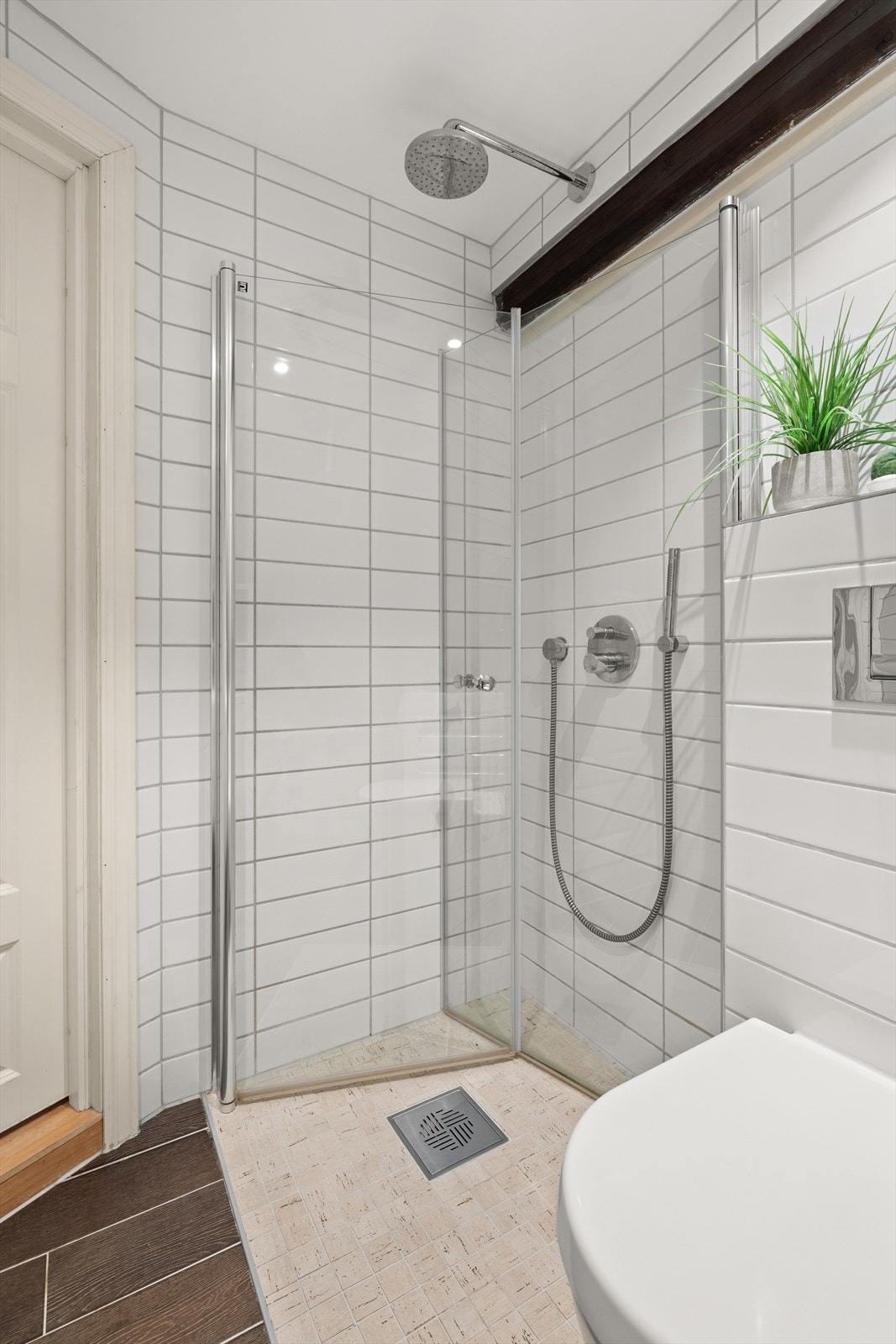 Badet har innfliset badekar med dusj, separat dusj med svingbare dusjdører i glass, veggmontert klosett, heldekkende servantplate, baderomsinnredning og speilskap. Det er også opplegg for vaskemaskin. Galleribilde