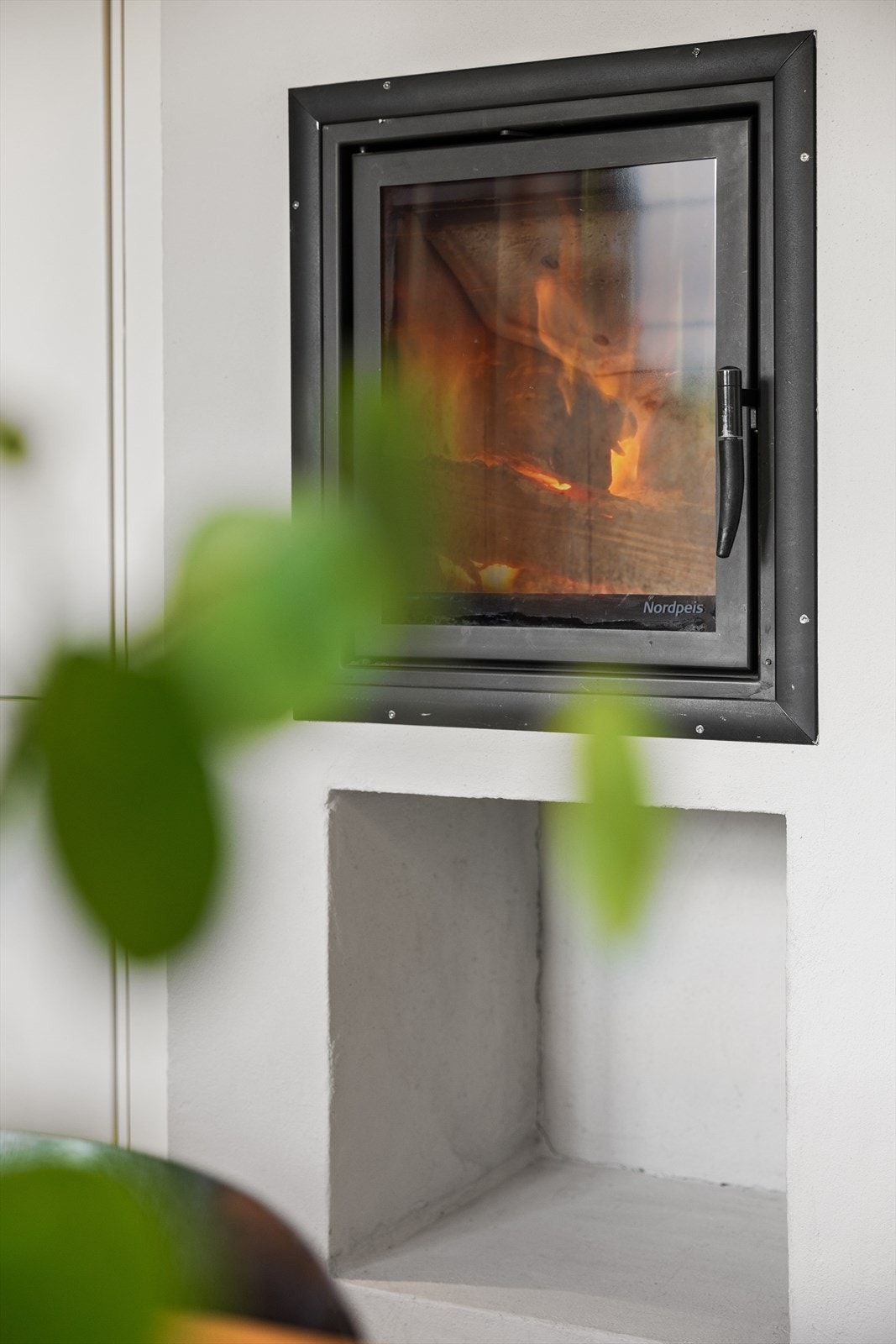 Innebygget peisovn gir varme og hygge på kjøkkenet. Galleribilde