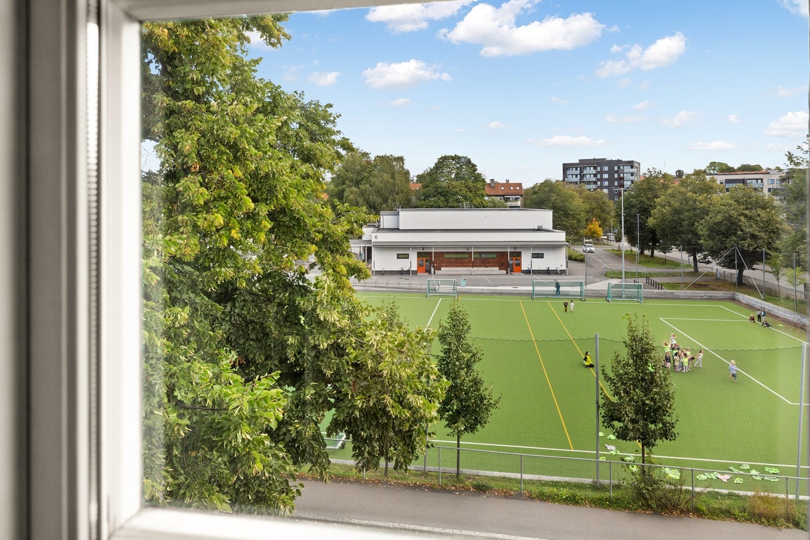 Hyggelig utsyn mot Hasle skole fra kjøkkenvindu. Galleribilde