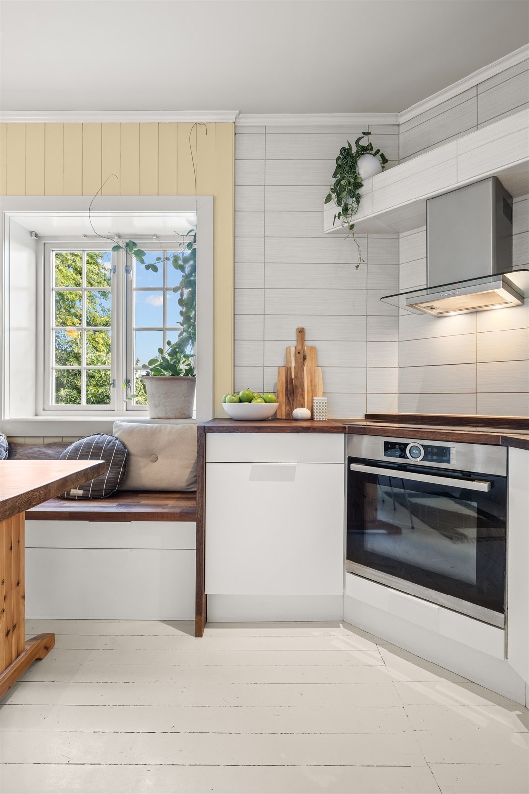 Stekeovn montert i 2019 samt oppvaskmaskin fra 2018. Galleribilde