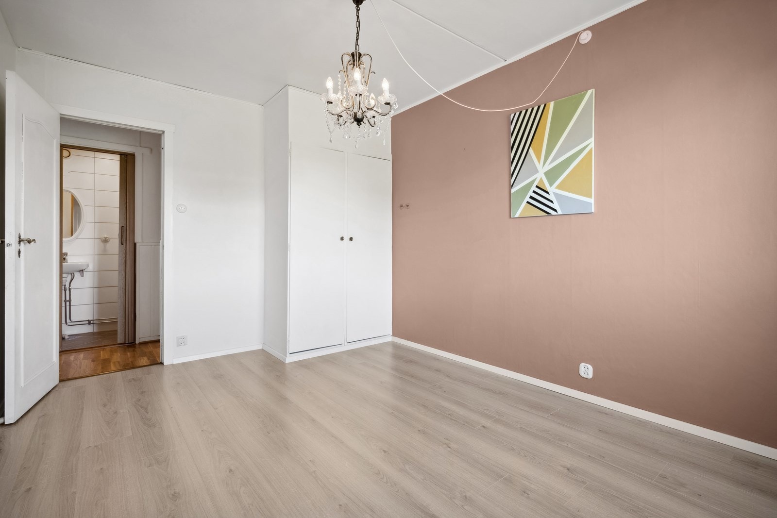 Leiligheten har 2 soverom av gode størrelser, utsmykket med gulvflater av laminat, malt veggtapet og betongelementer i himling, dessuten glatte innerdører i tre. Galleribilde