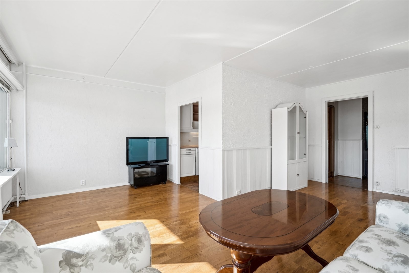 Fremstår med gode møbleringsmuligheter under luftige omgivelser. Internett og kabel-tv er inkludert i felleskostnadene. Galleribilde