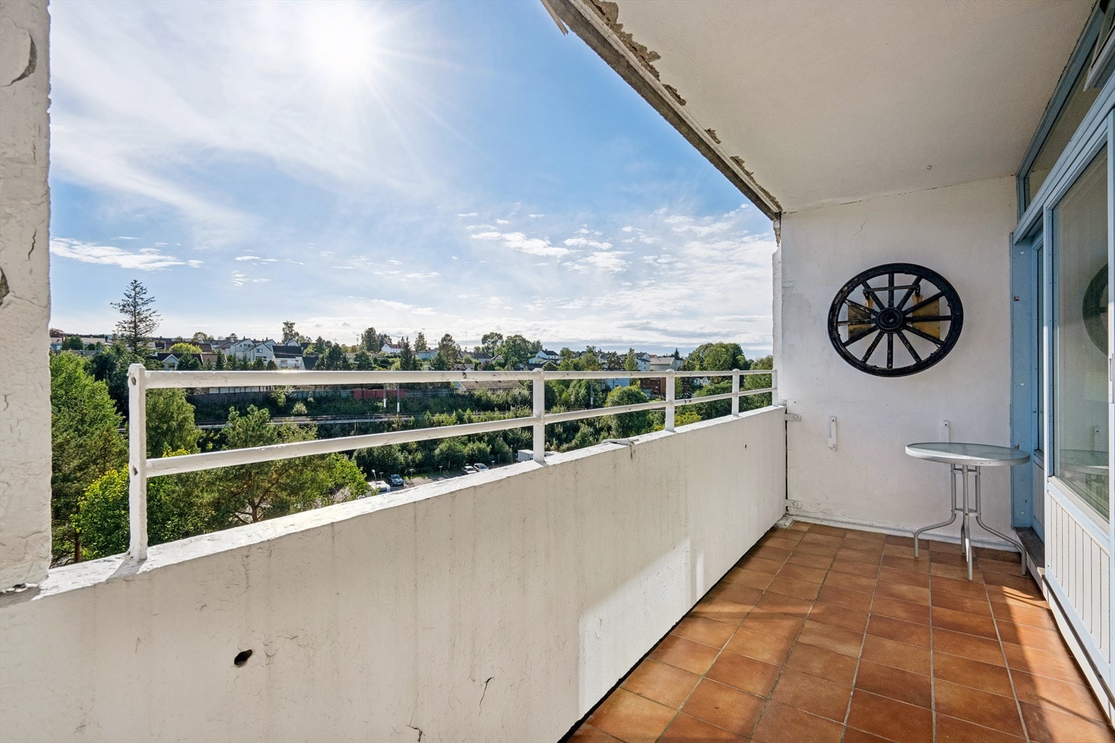 Fra stuen er det utgang til Sydvendt balkong på ca. 7m² som byr på gode solforhold. Galleribilde