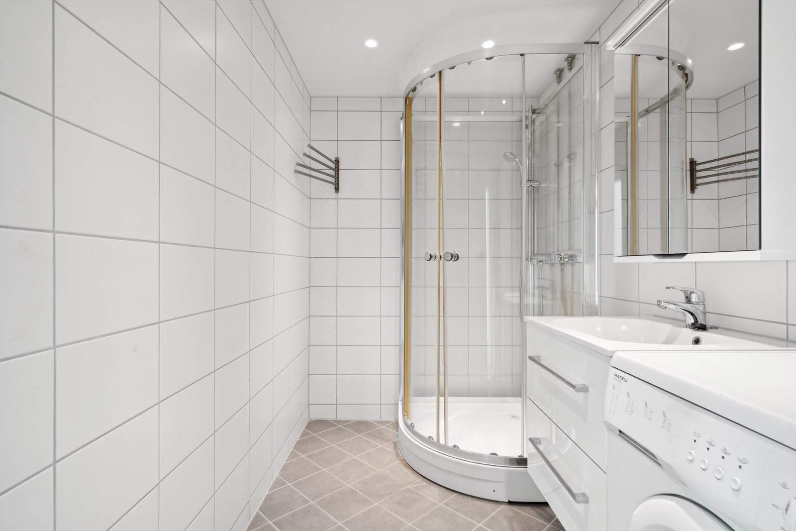 Dette moderne badet ble rehabilitert i 2019 av borettslaget og byr på flislagt gulv med varmekabler, flislagte vegger og stilfulle downlights. VV. & fyring inkl. Opplegg for vaskemaskin og tørketrommel (søyle). Galleribilde