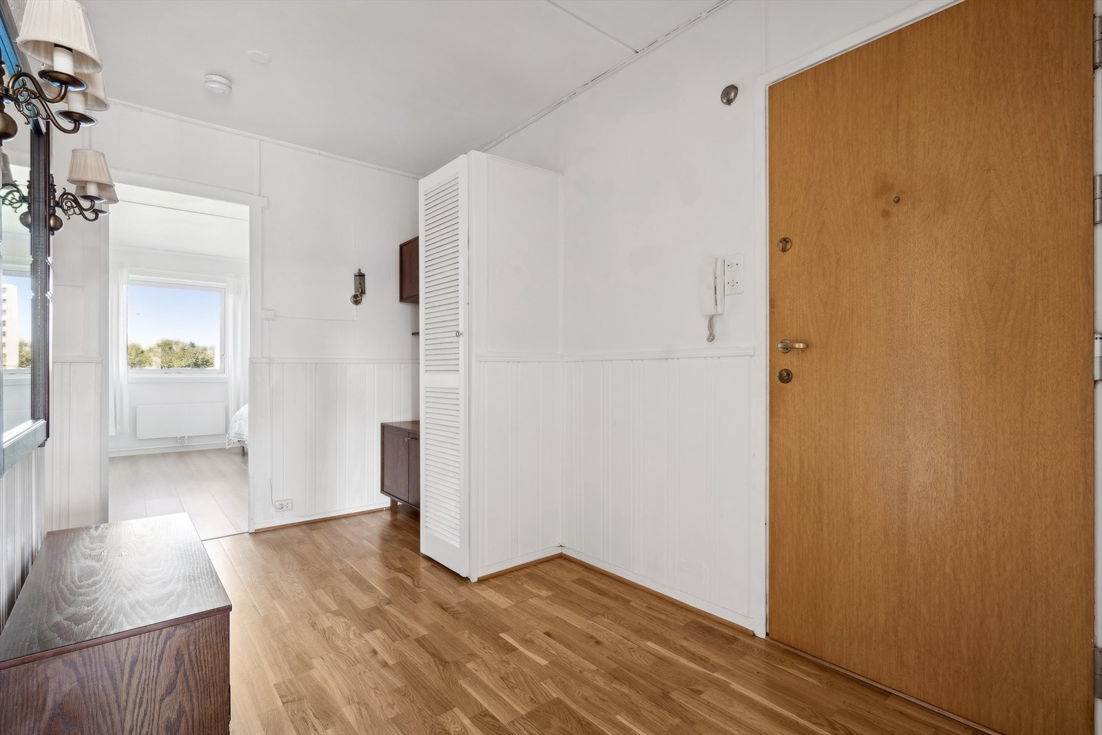 Velkommen inn til en lys og luftig entré, med god plass til å henge fra deg yttertøyet i det plassbebygde skapet. Galleribilde