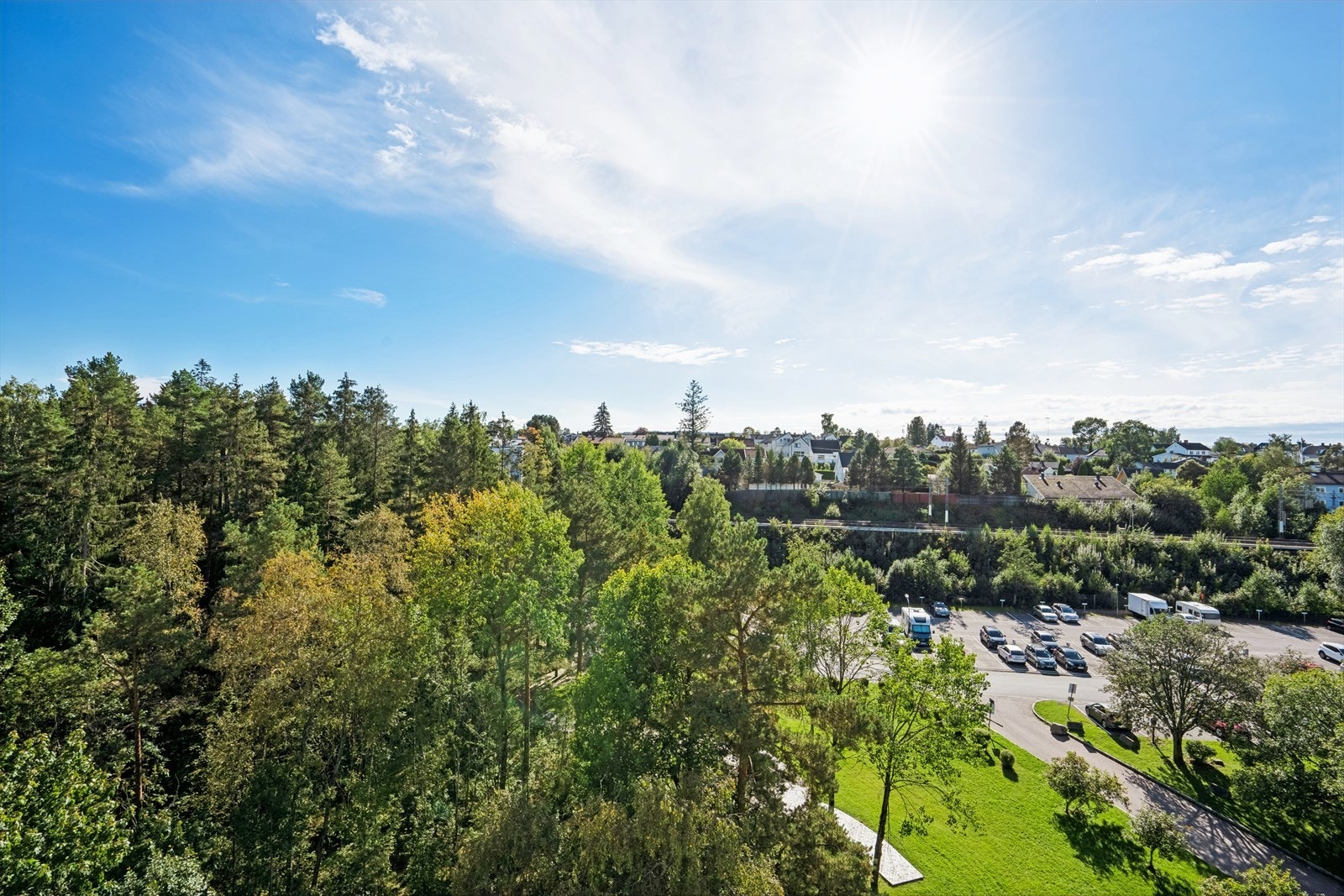 Fra balkongen har man pent utsyn mot borettslagets grønne fellesområder. Galleribilde
