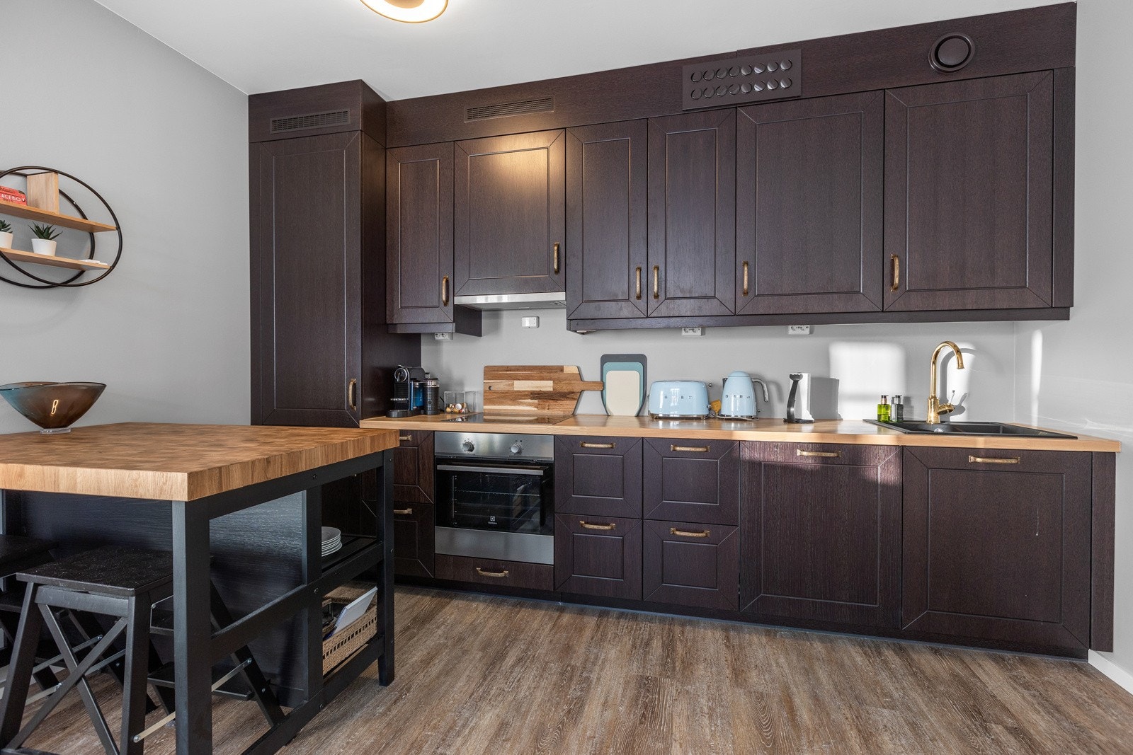 Leiligheten har nyere, lekkert kjøkken med profilert mørk kjøkkeninnredning Galleribilde