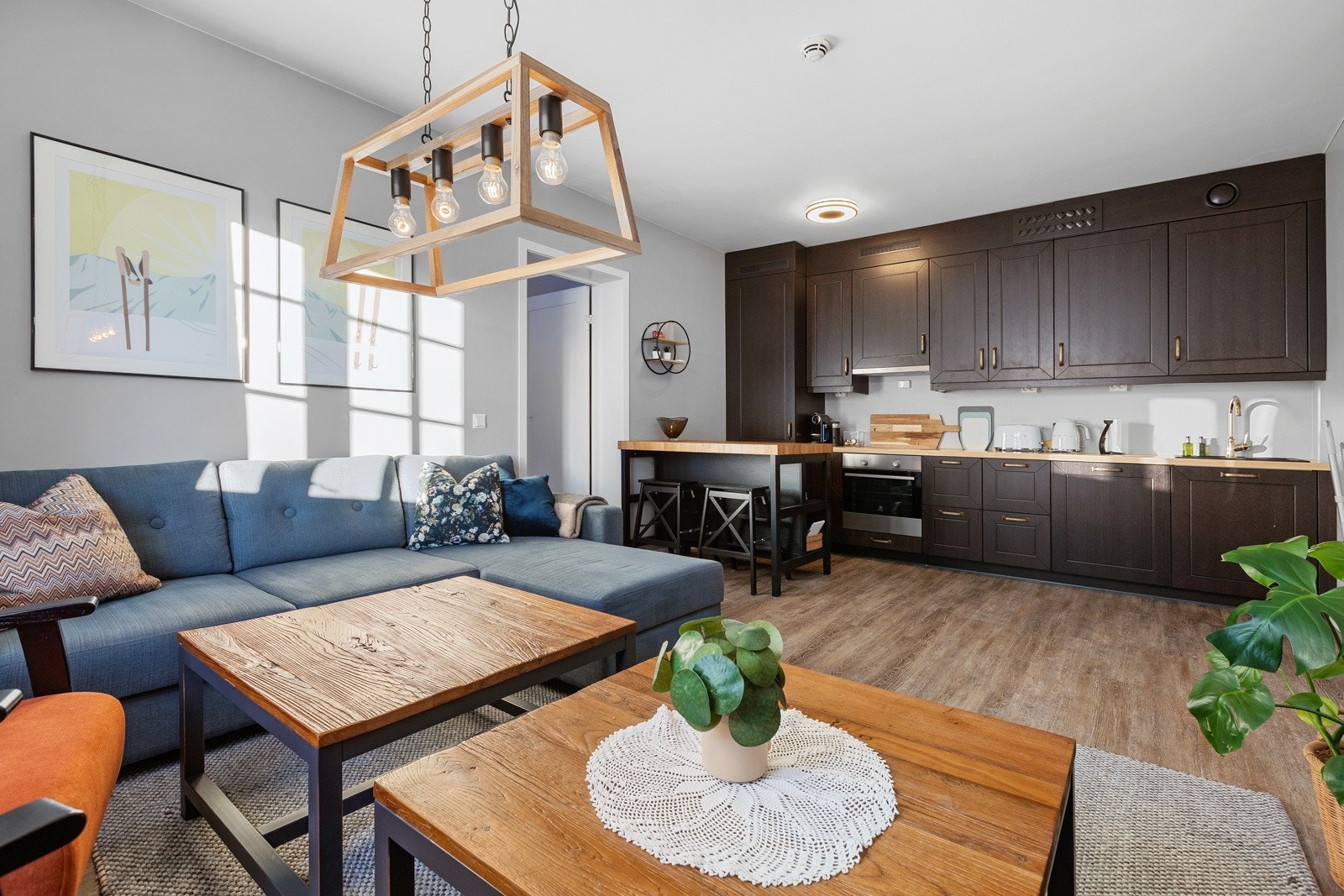 Her er det god plass for både sofa- og spisegruppe Galleribilde