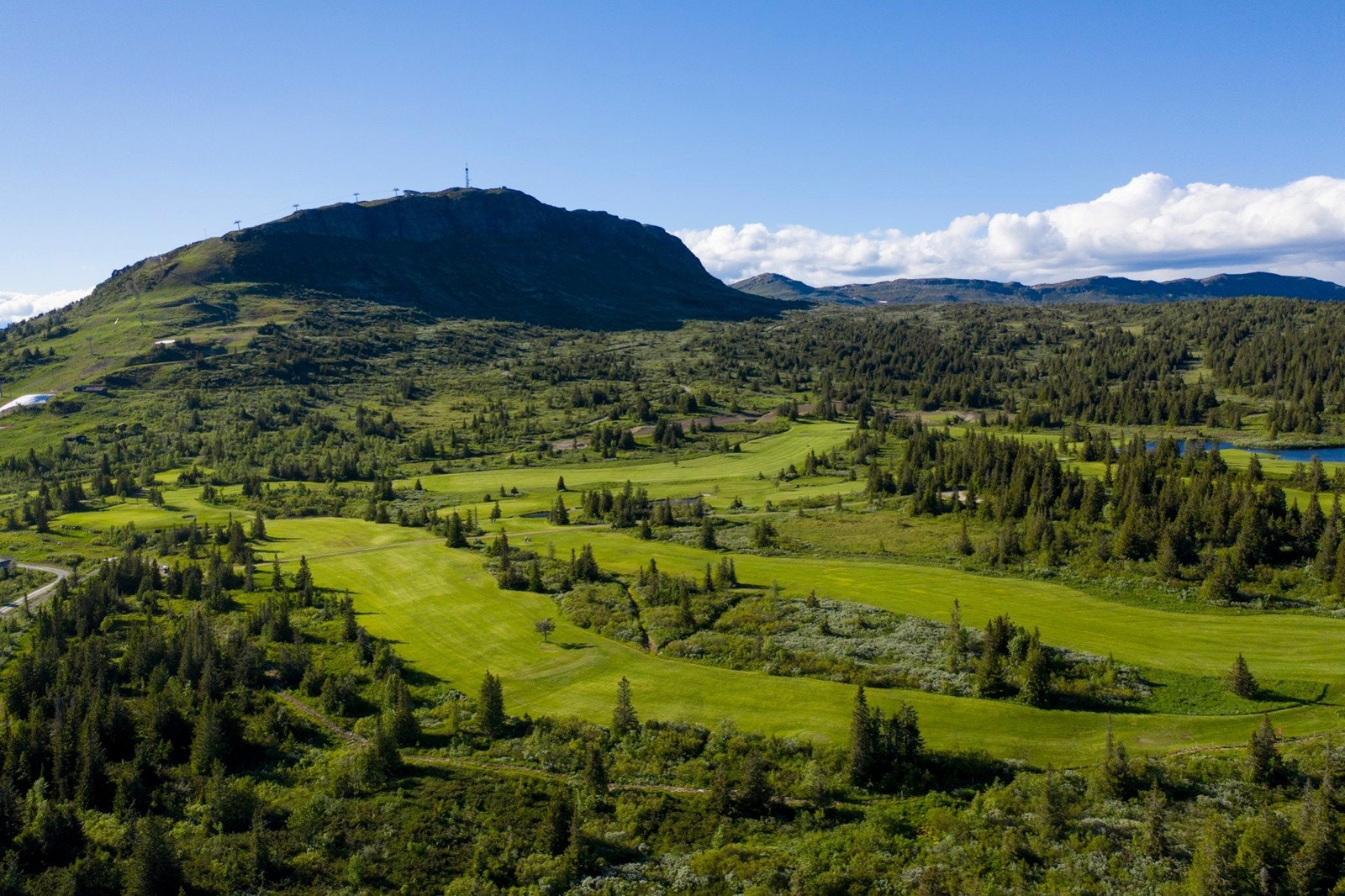 På Skeikampen kan du spille golf på Nordens høyestliggende 18-hulls golfbane Galleribilde