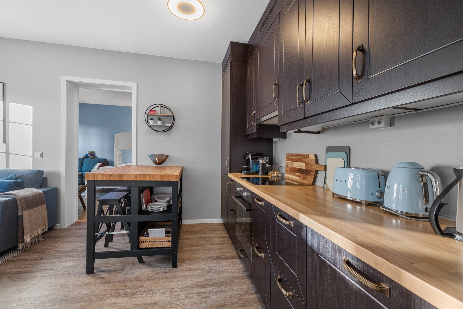 Benkeplate i Ask heltre, med nedfelt sort kum med ettgreps blandebatteri i messing Galleribilde