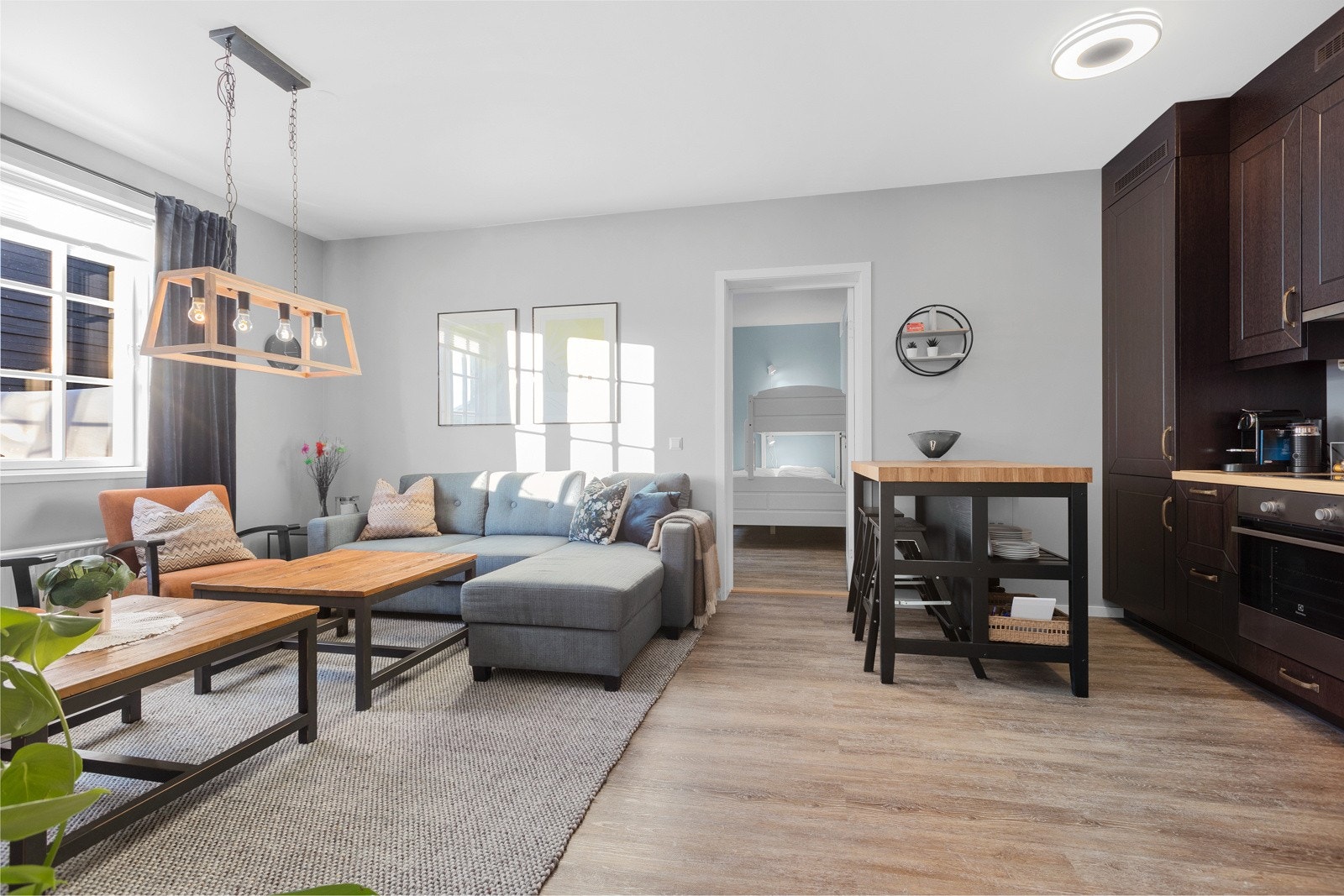 Stue og kjøkken i åpen løsning Galleribilde