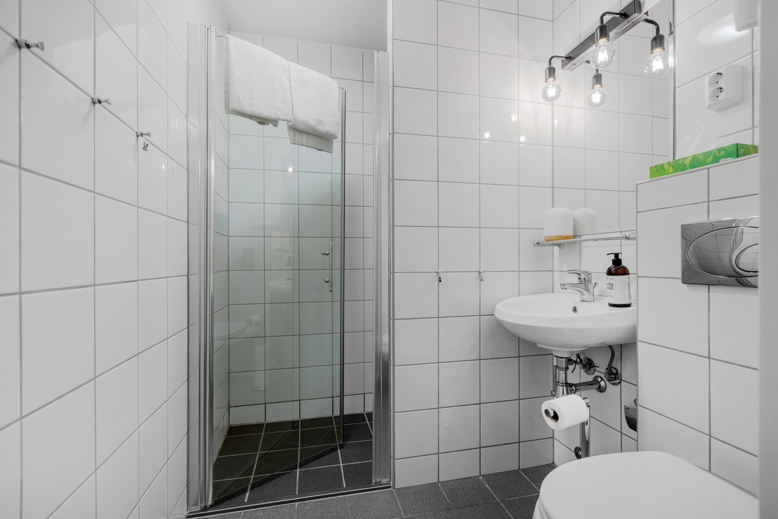 Leiligheten har 2 bad i lik utførelse Galleribilde